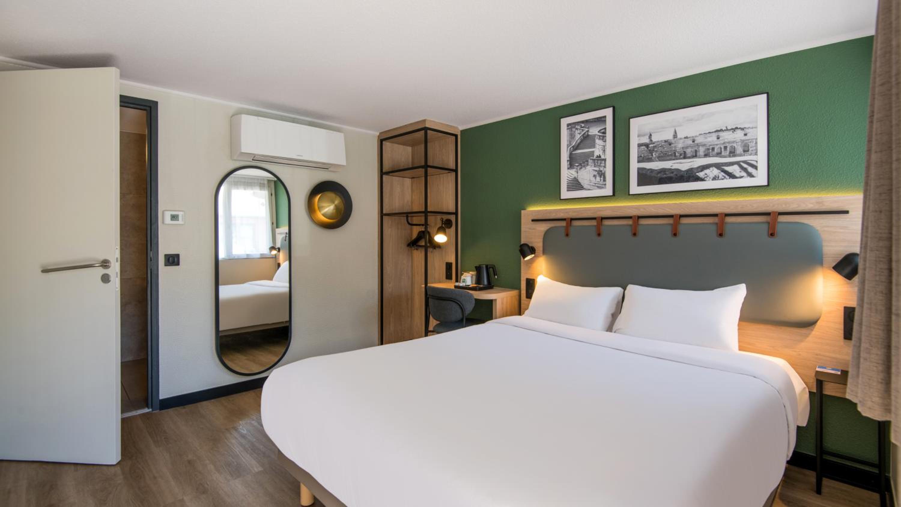 Standard Queen Room - Photo 8