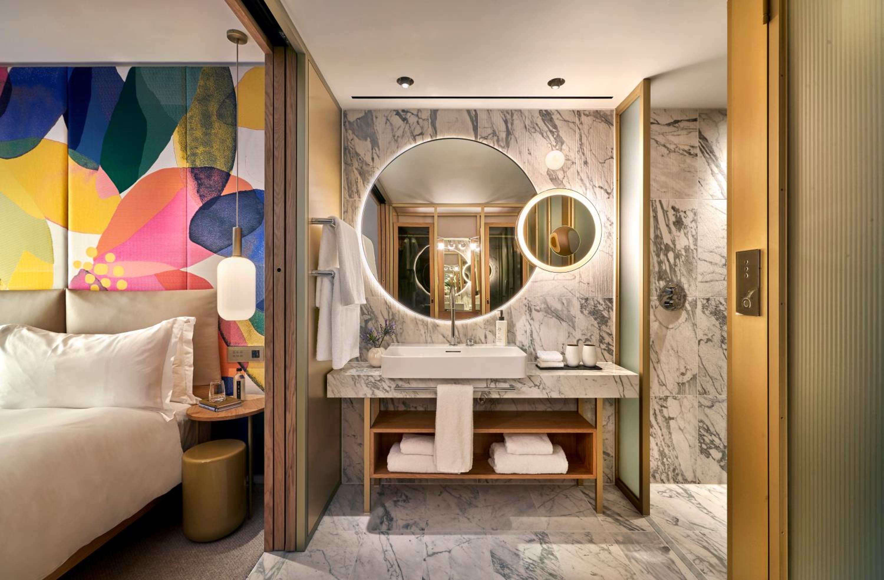 Deluxe King Room thumbnail 5