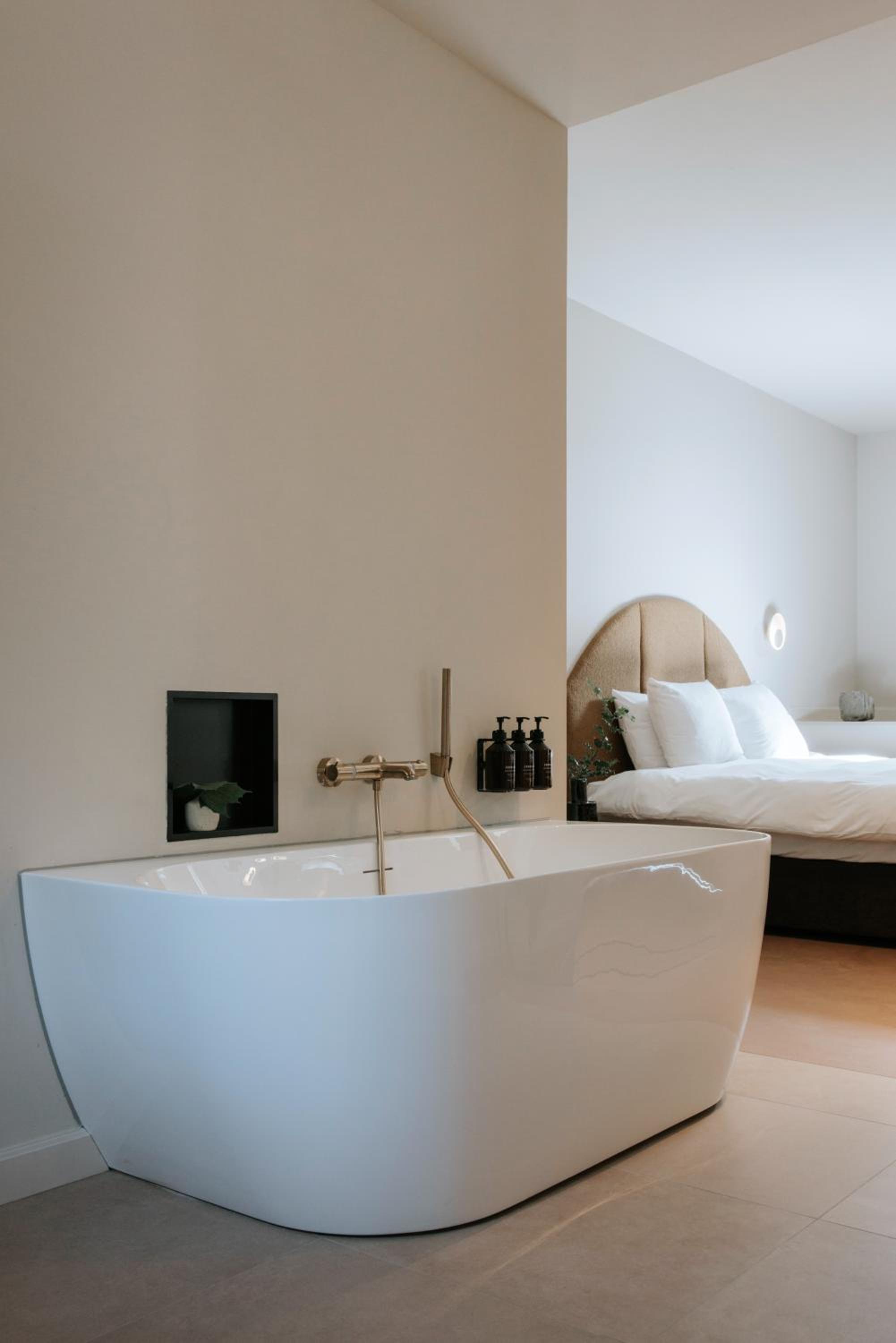 Estate Suite with Bath Tub photo 3