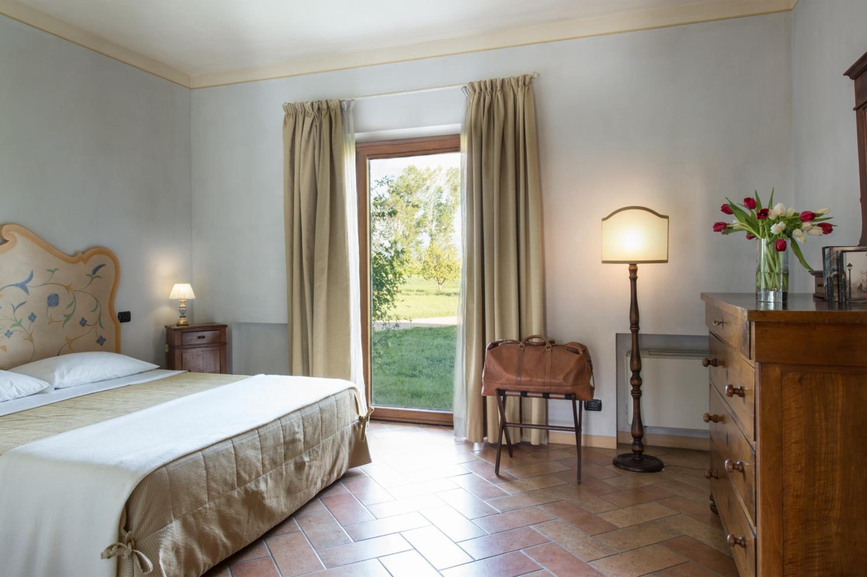 One-Bedroom Apartment with Garden photo 1