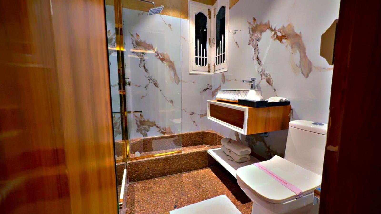 King Suite with Balcony photo 3