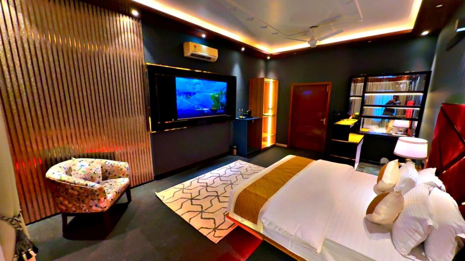 King Suite with Balcony photo 2