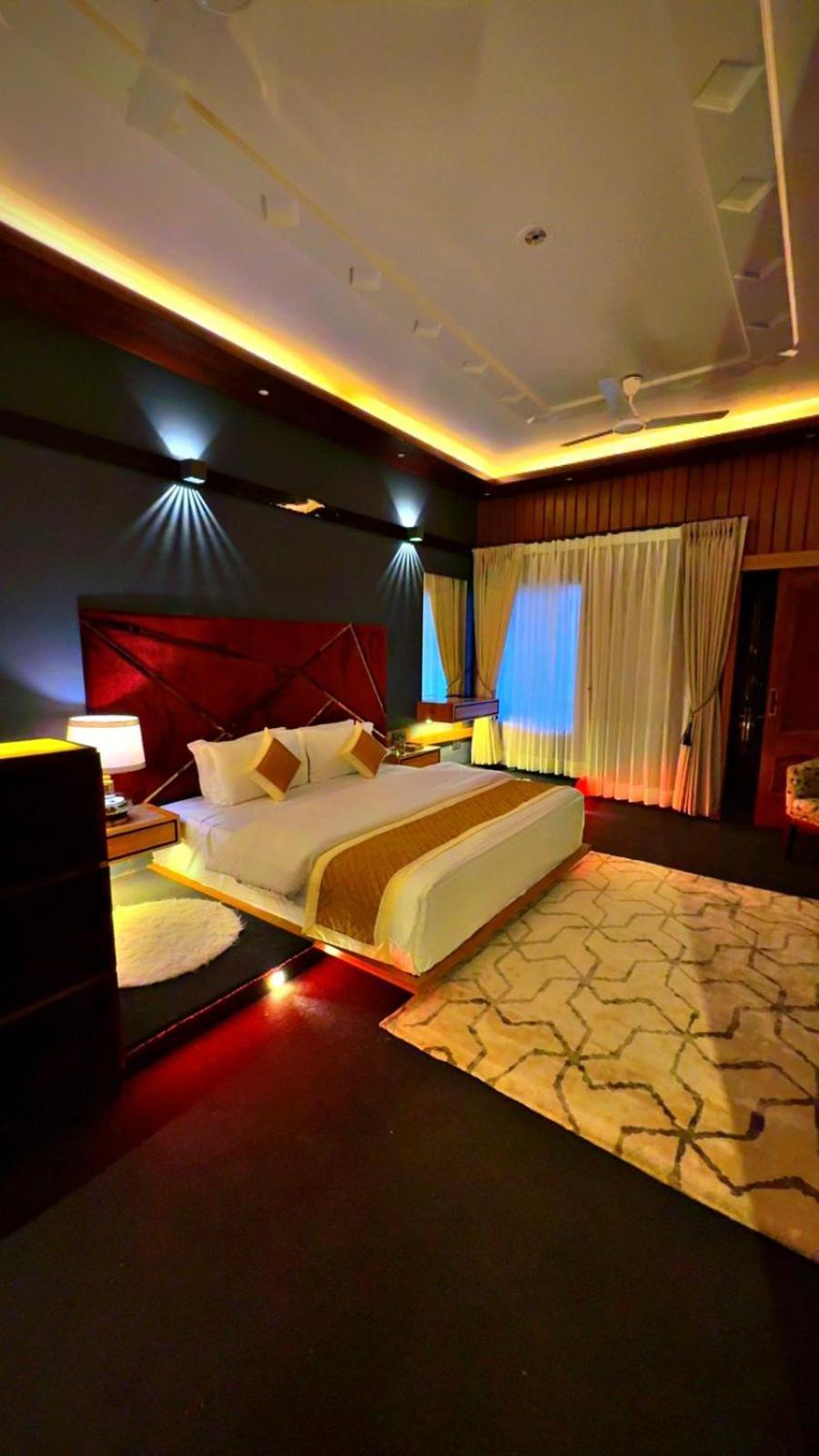 King Suite with Balcony photo 1