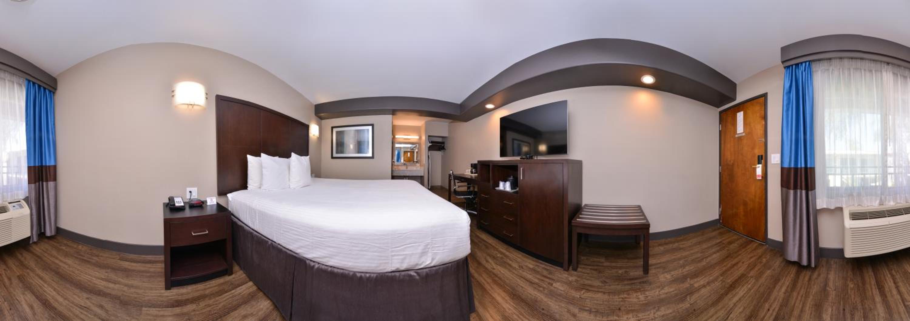 Deluxe King Room - Non-Smoking photo 3