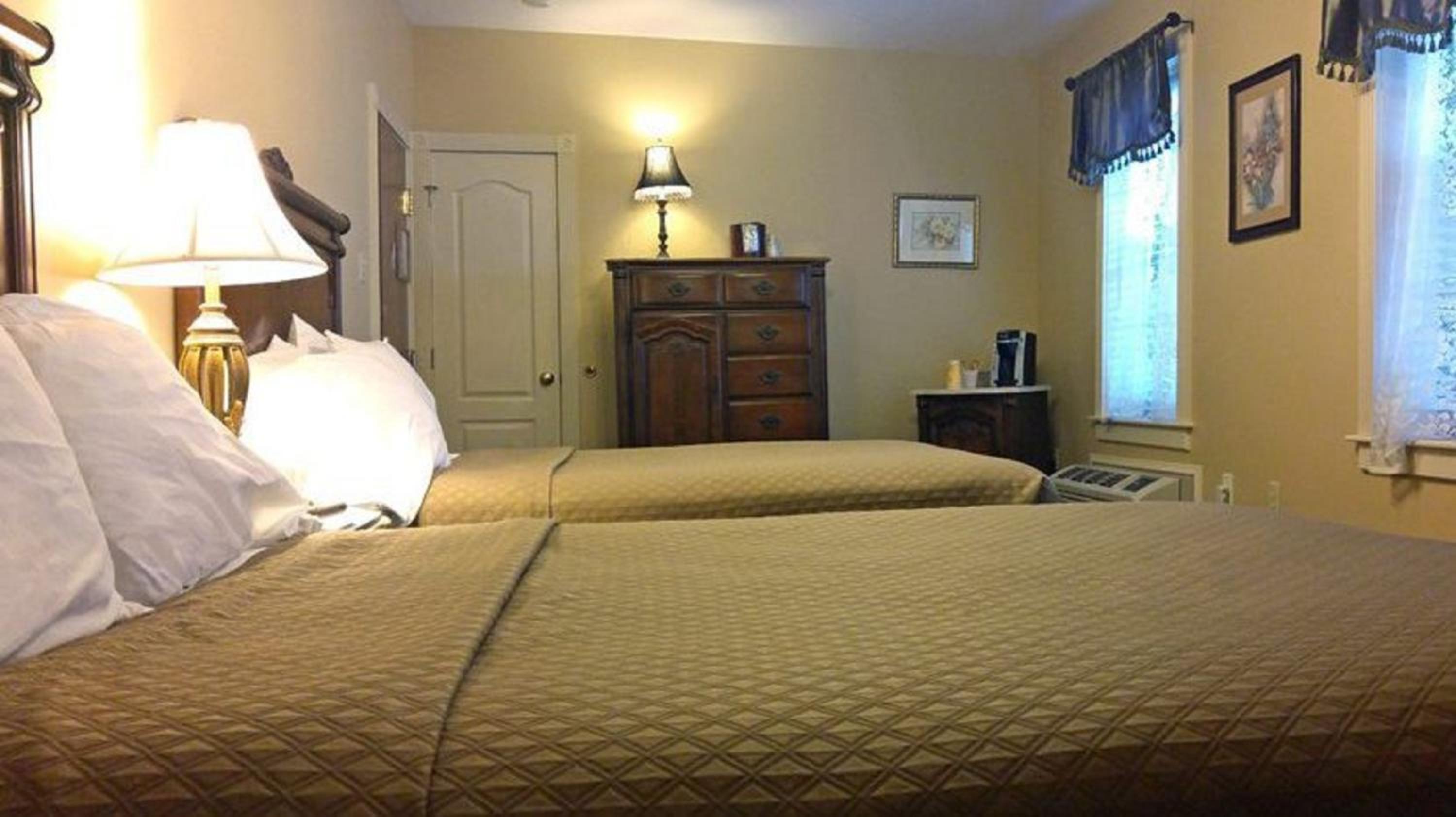 Standard Queen Room with Two Queen Beds photo 3