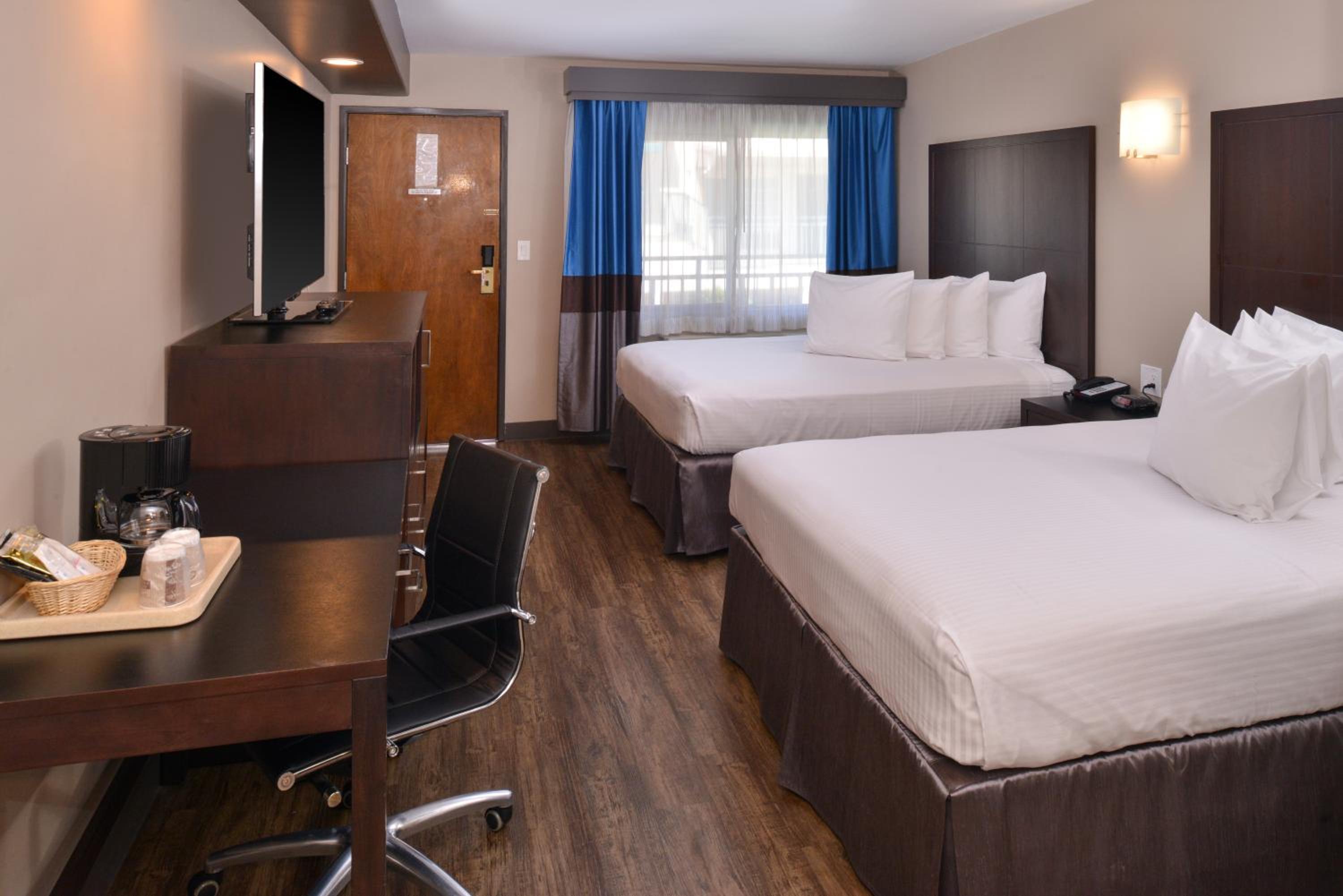 Deluxe Queen Room with Two Queen Beds - Non-Smoking photo 3