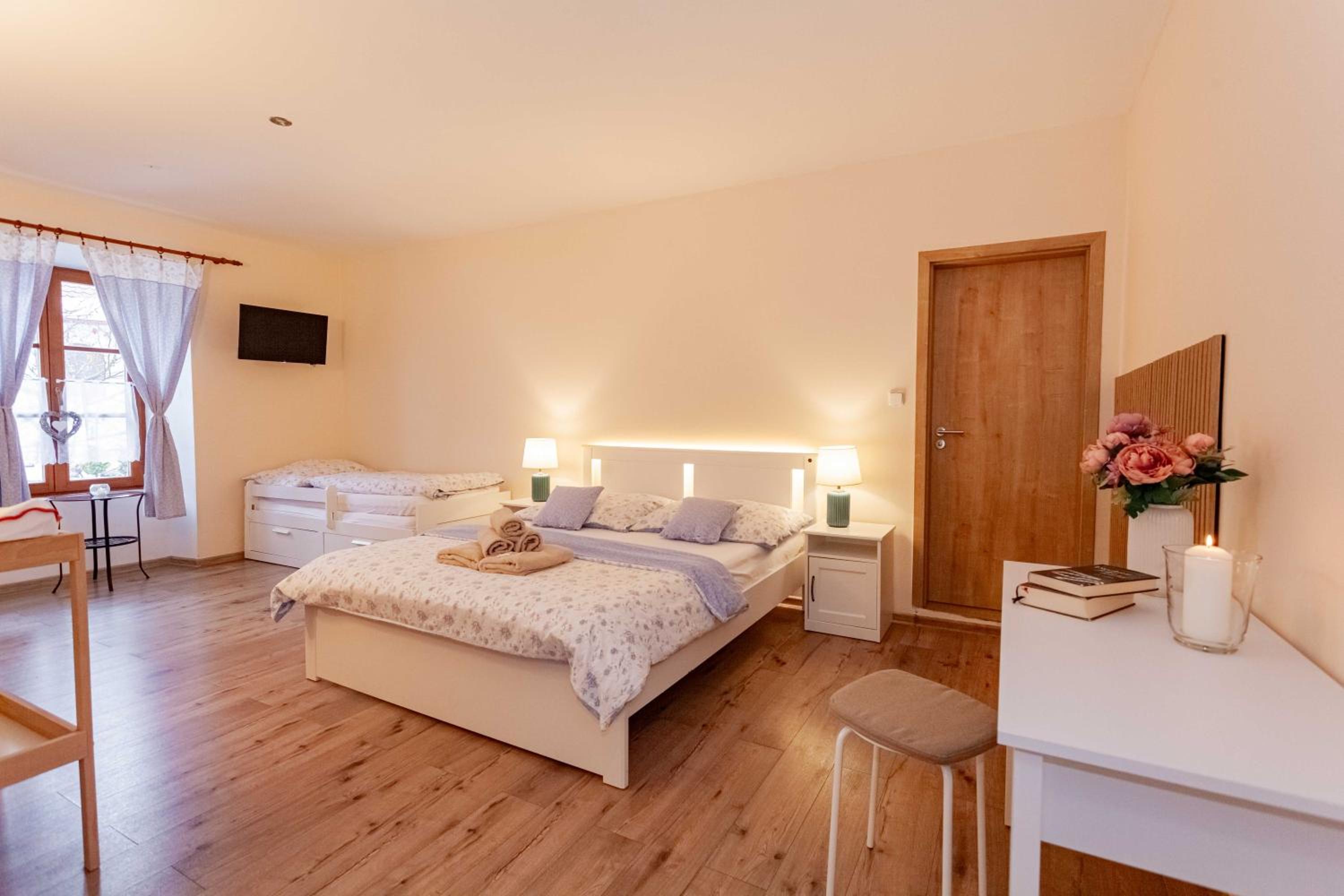 Deluxe One-Bedroom Apartment with Garden View photo 2