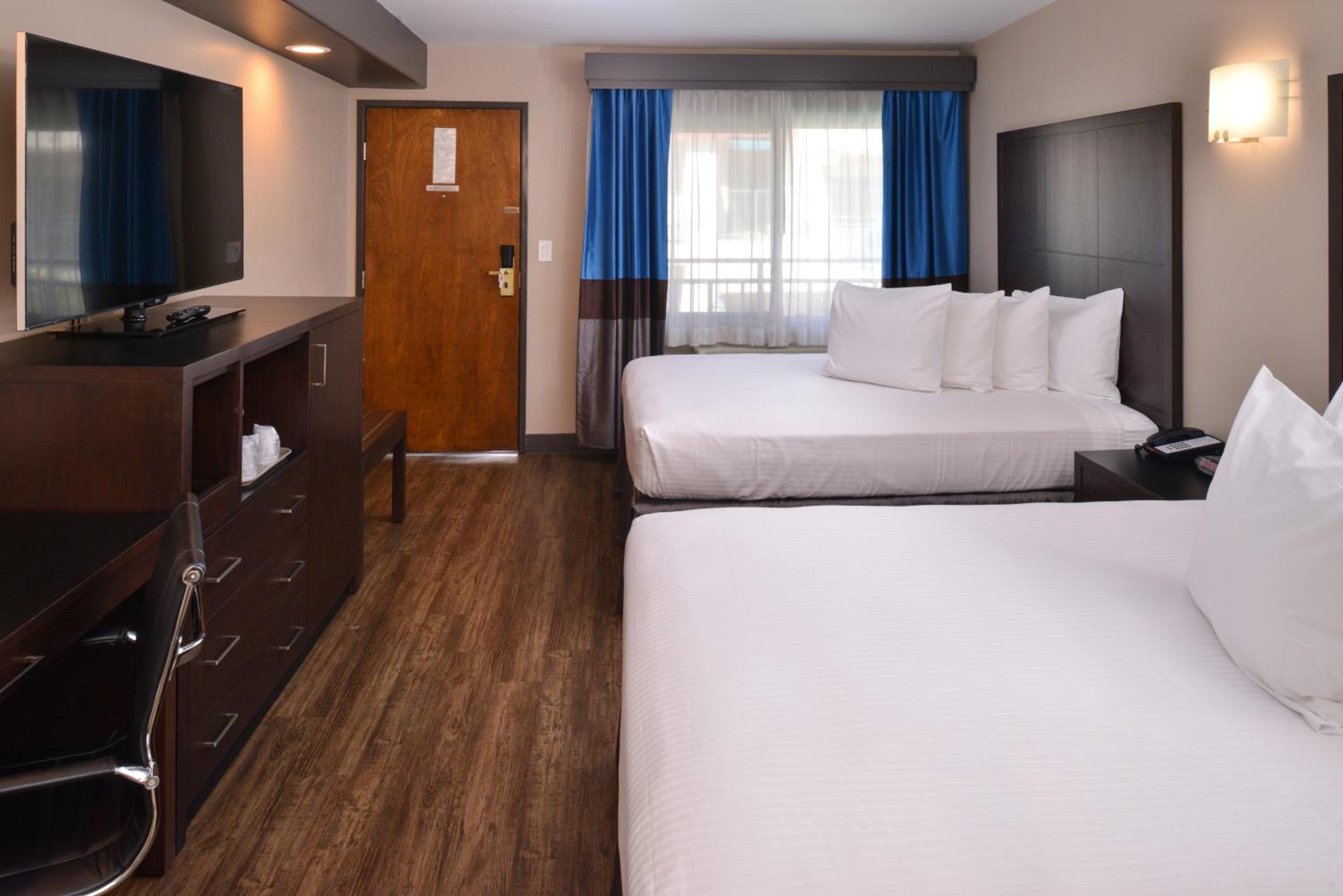 Deluxe Queen Room with Two Queen Beds - Non-Smoking photo 1