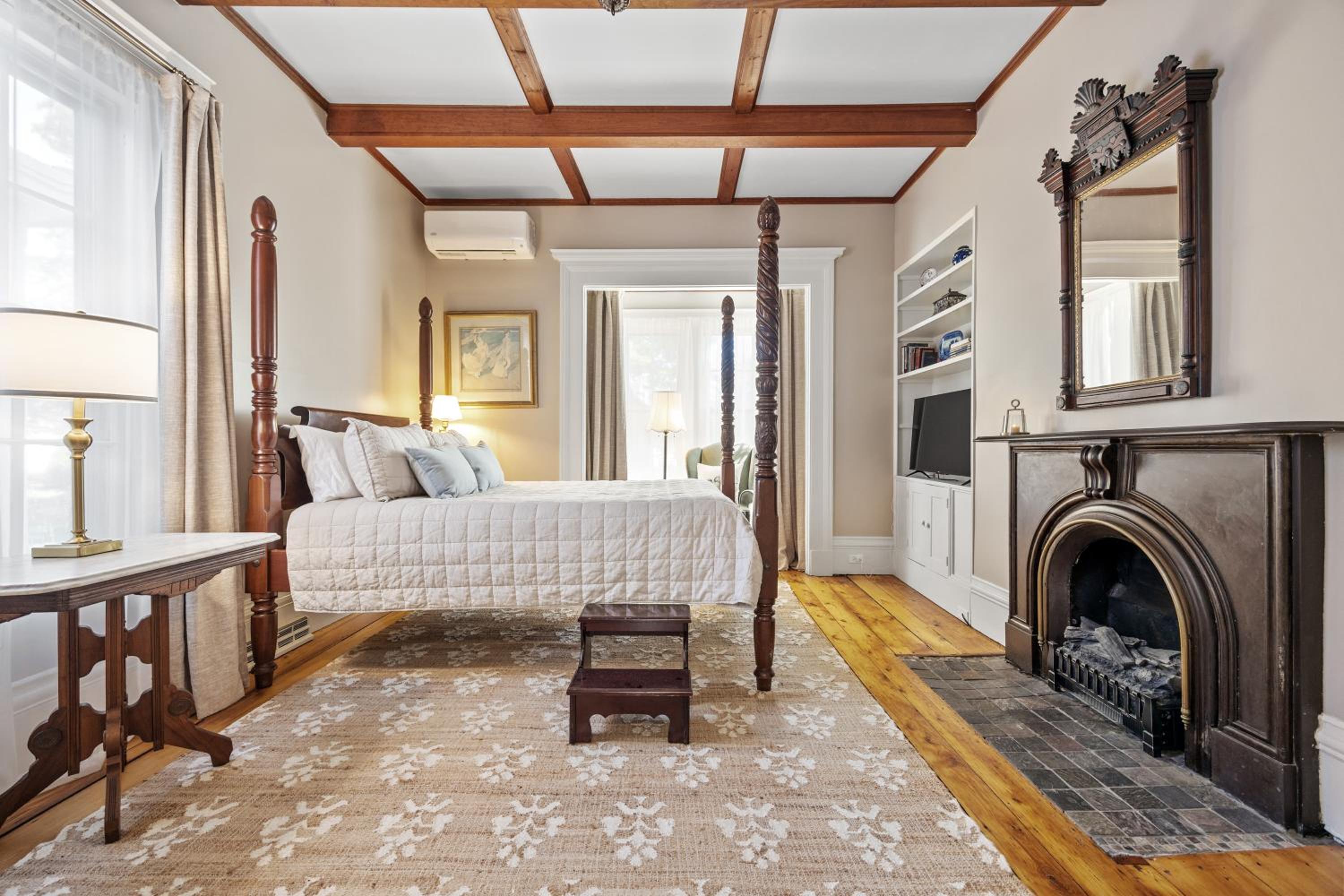 Dr. Samuel Beale Room photo 1