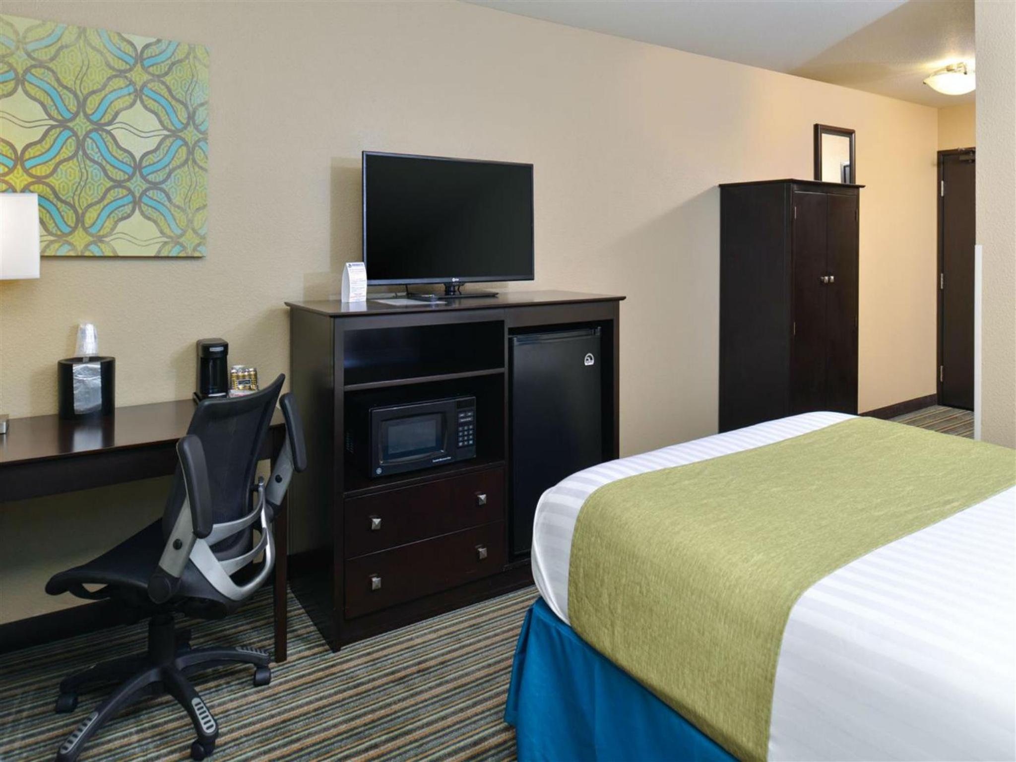 Queen Room with Roll-In Shower - Mobility Accessible/Non-Smoking - Photo 4