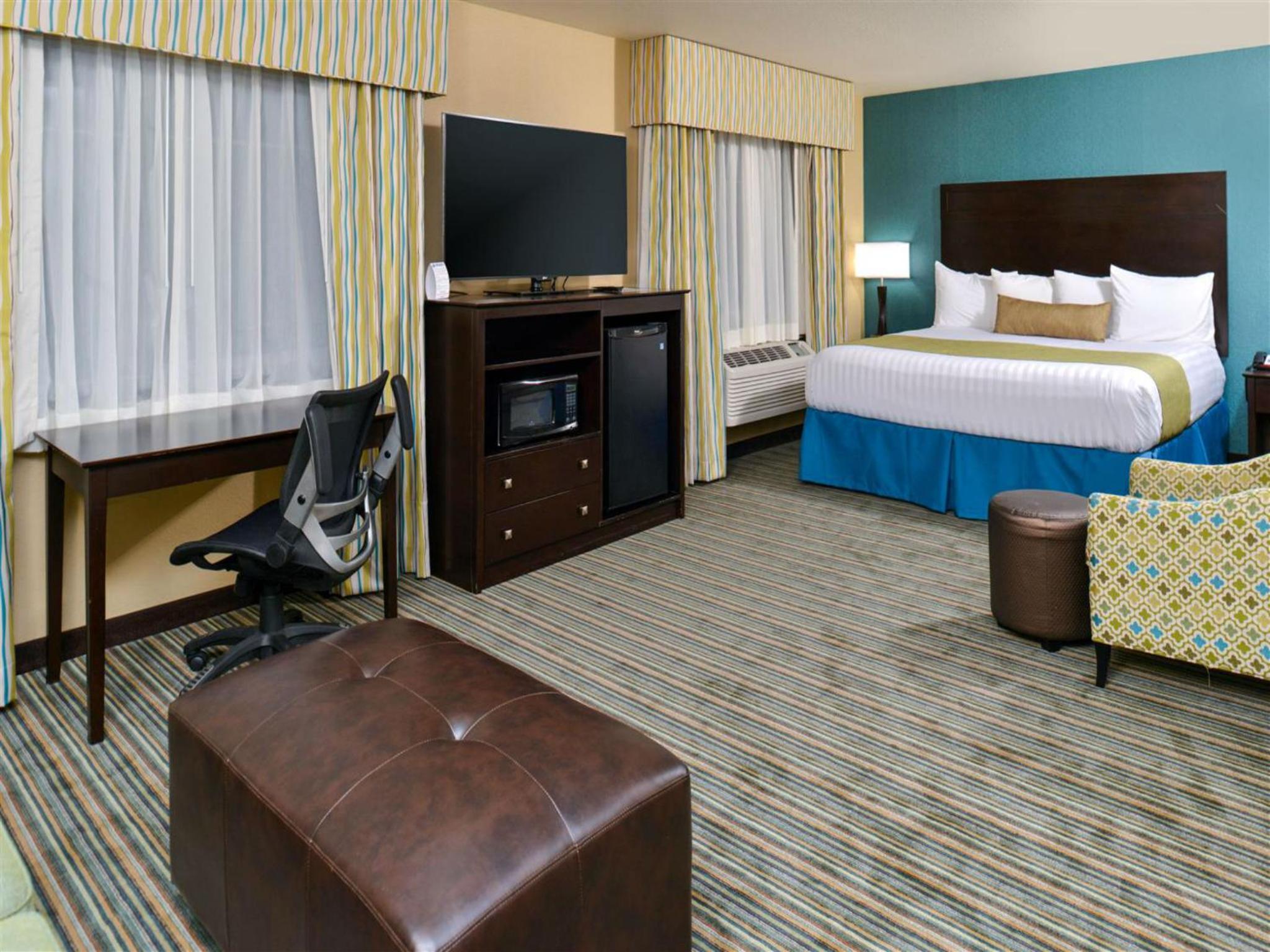 King Suite with Sofa Bed - Non-Smoking - Photo 3
