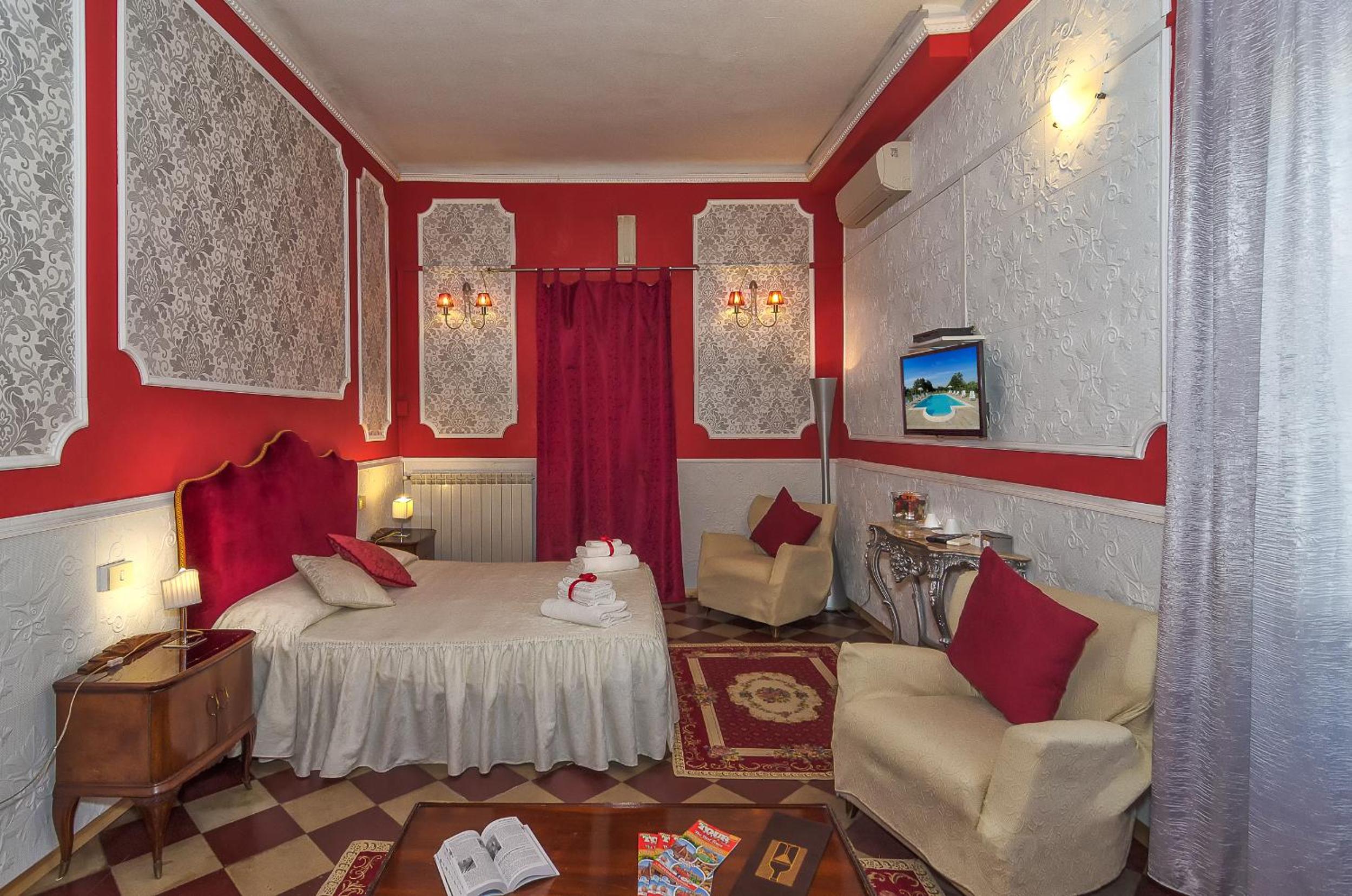Superior Family Room - Photo 9