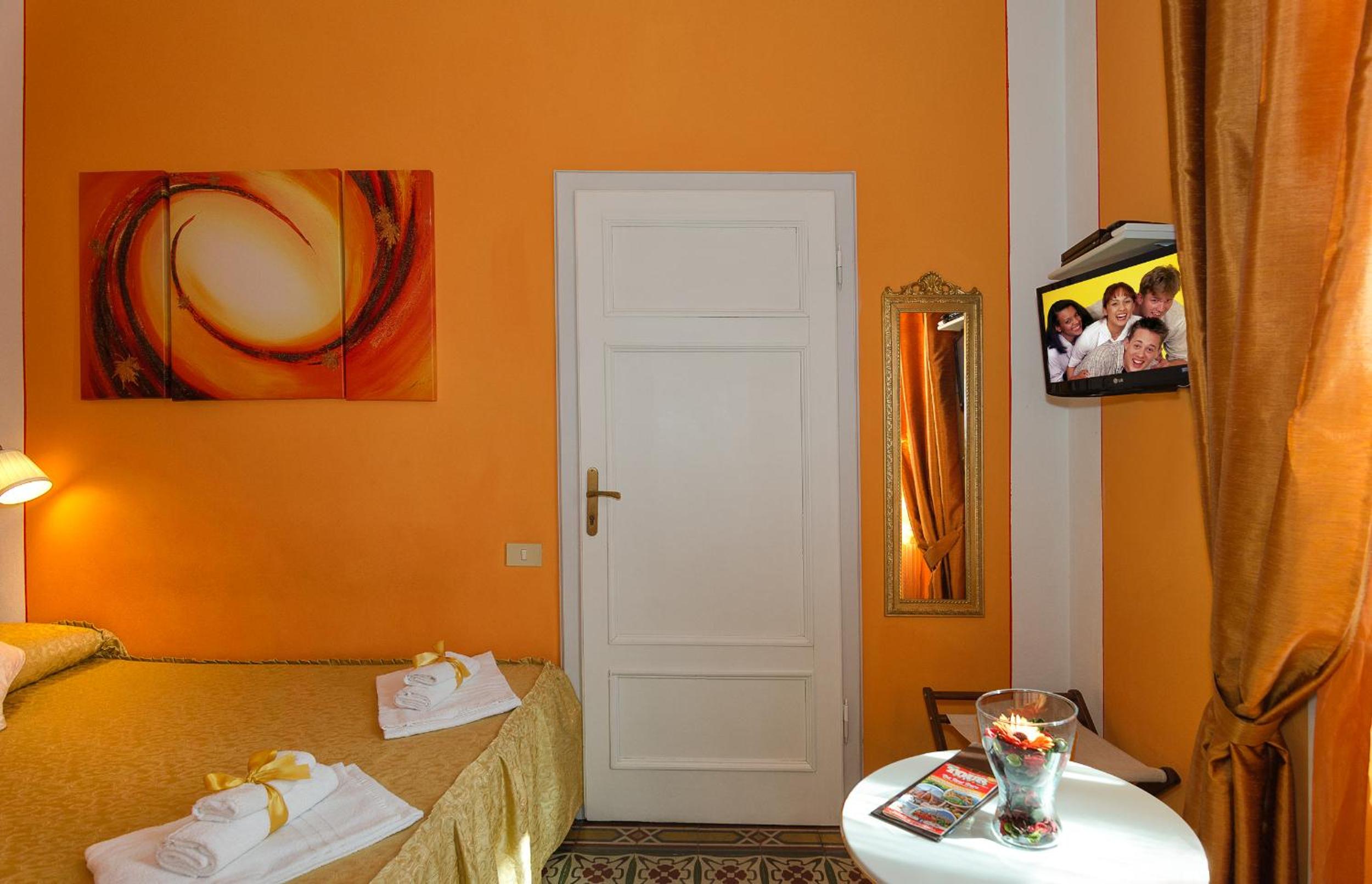 Small Double Room - Photo 4