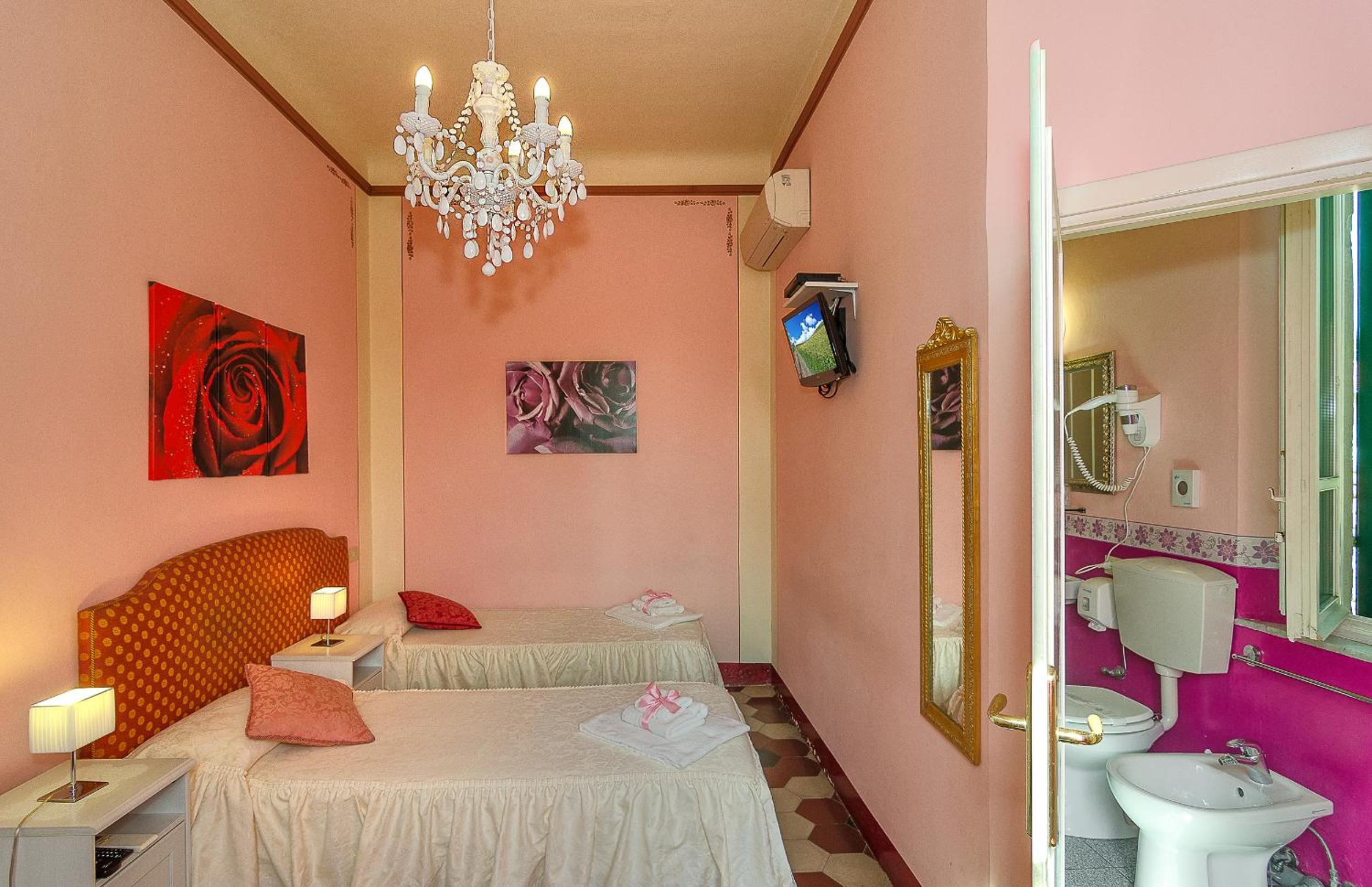 Standard Double Room - Photo 5