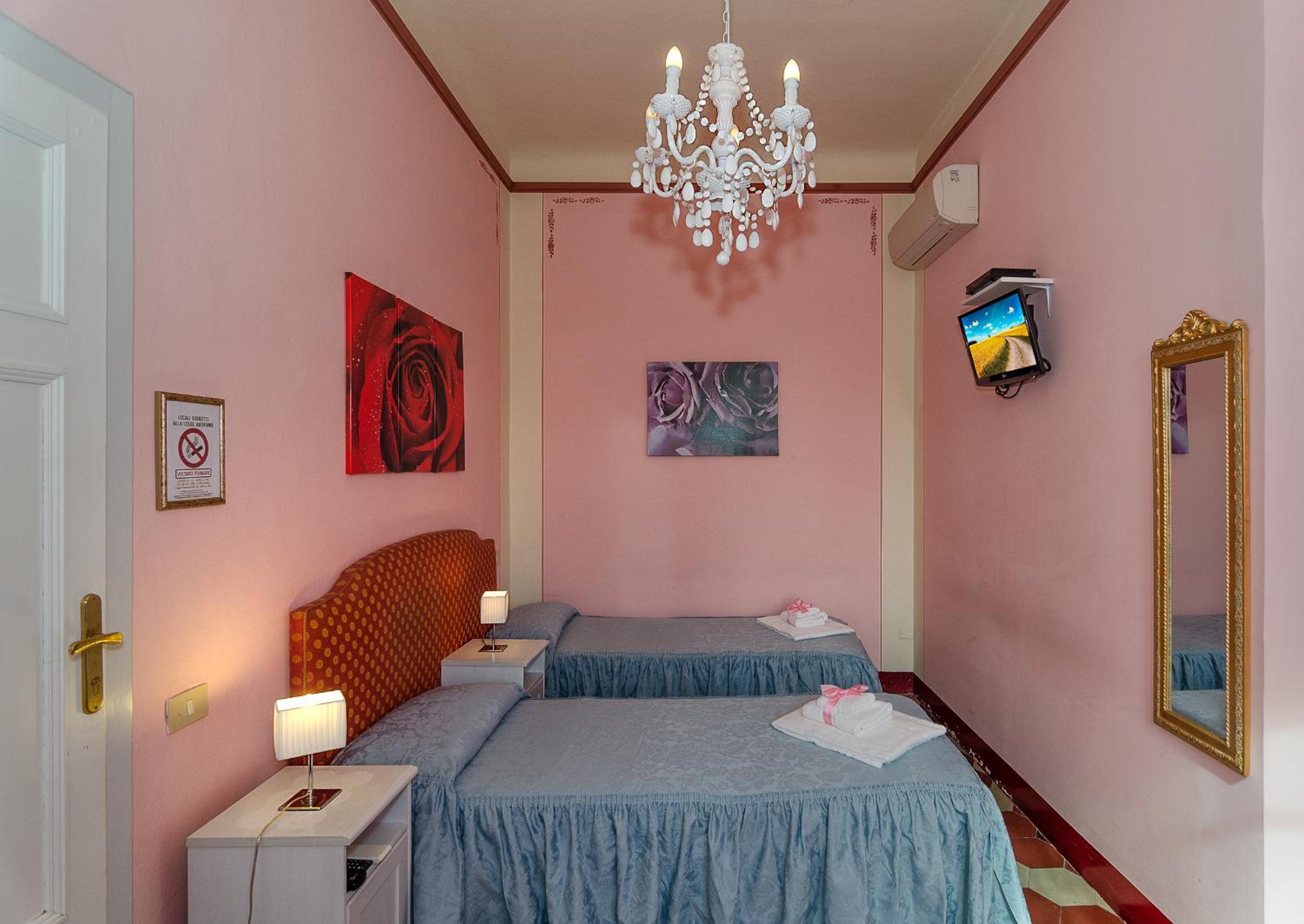 Standard Double Room - Photo 9
