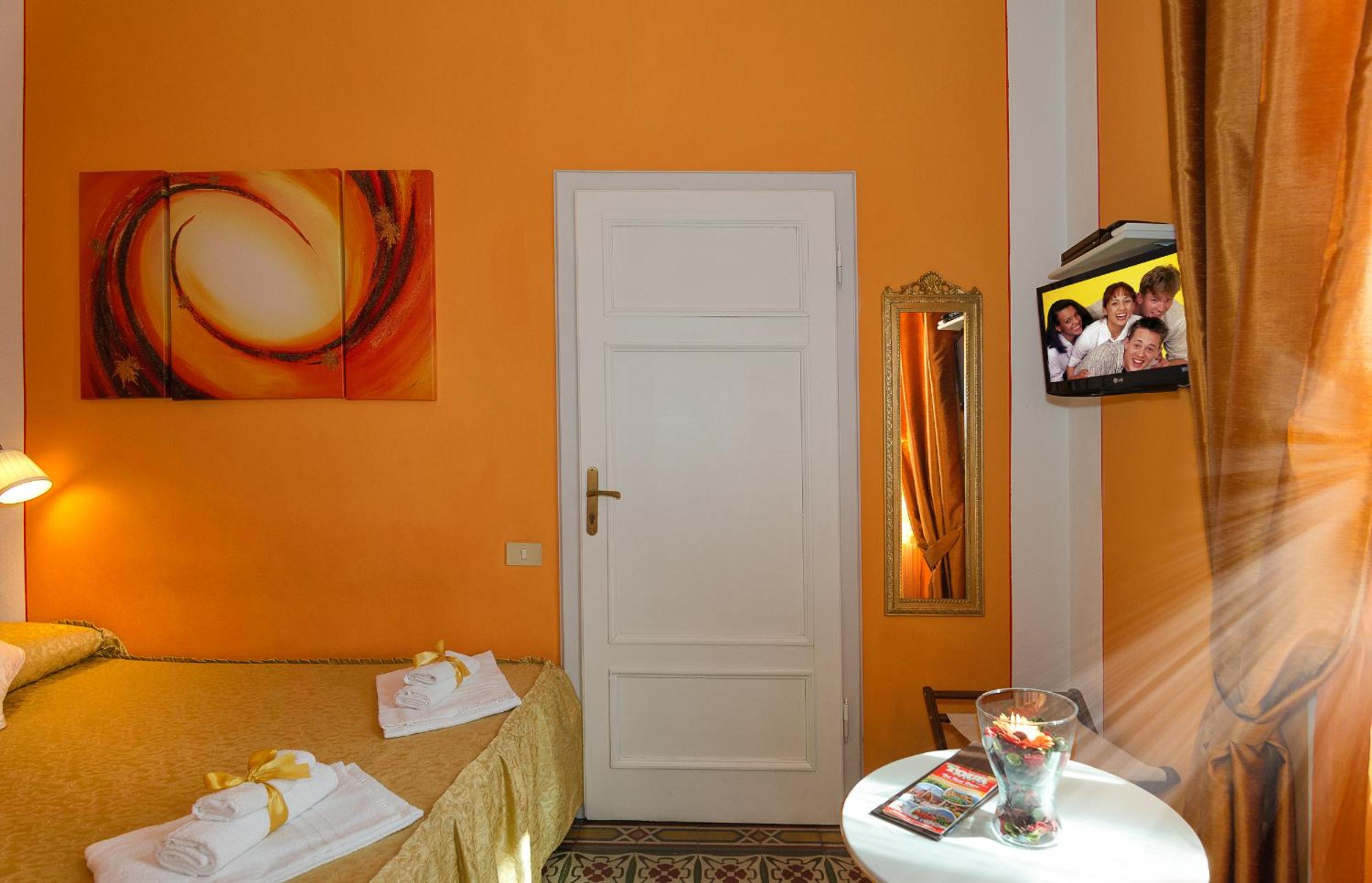 Small Double Room - Photo 14