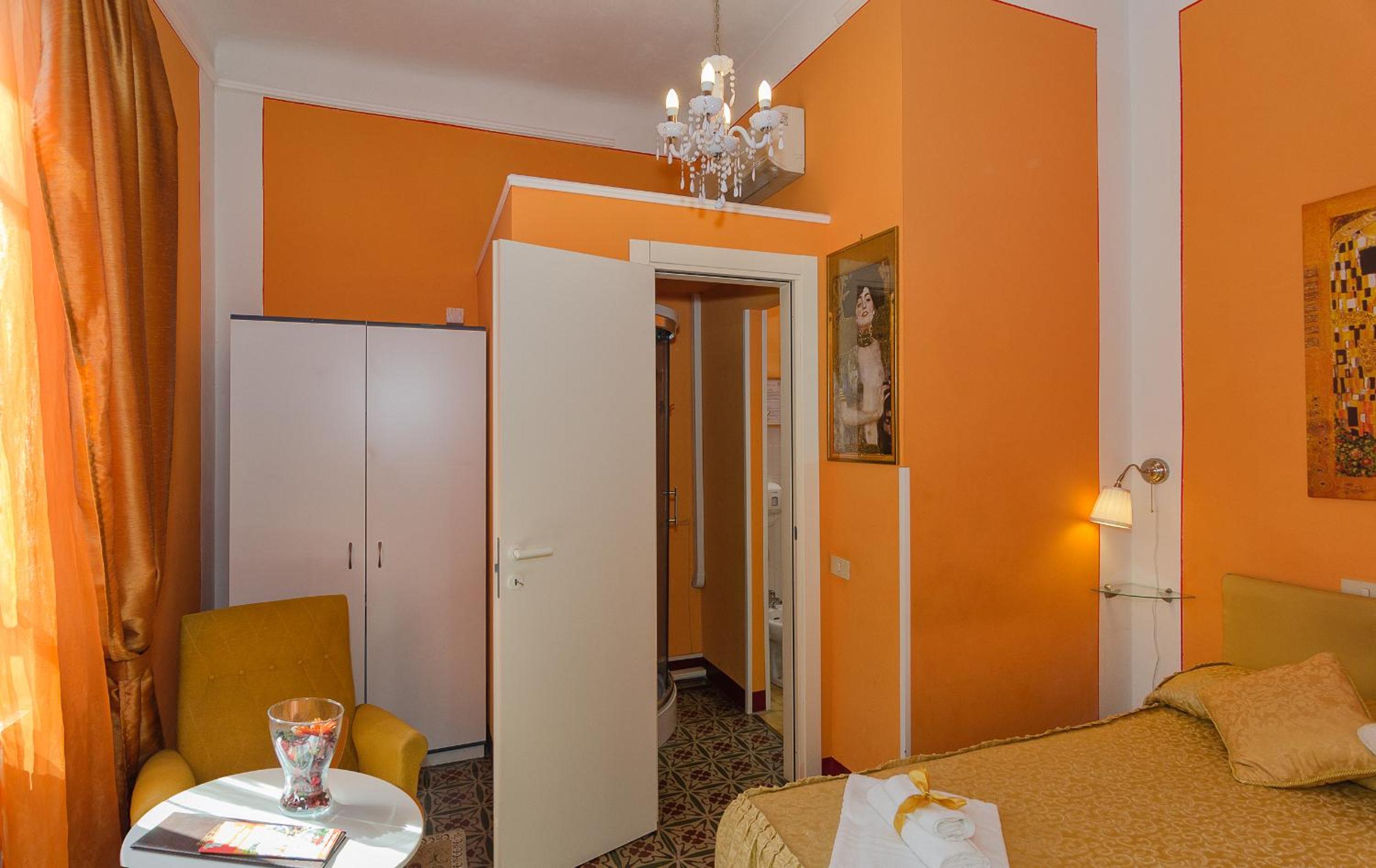 Small Double Room - Photo 10