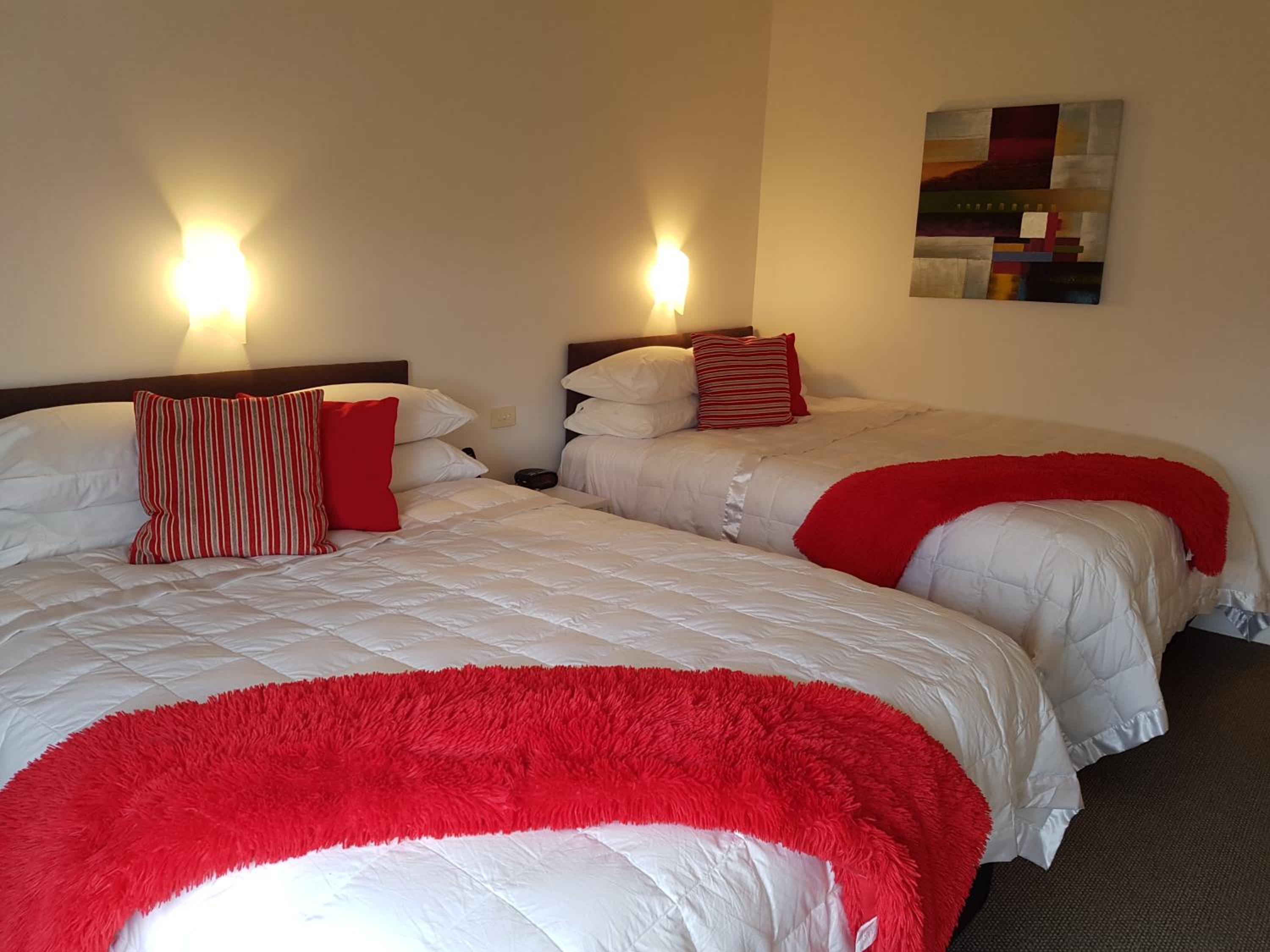 Twin Studio With Two Queen Beds photo 2