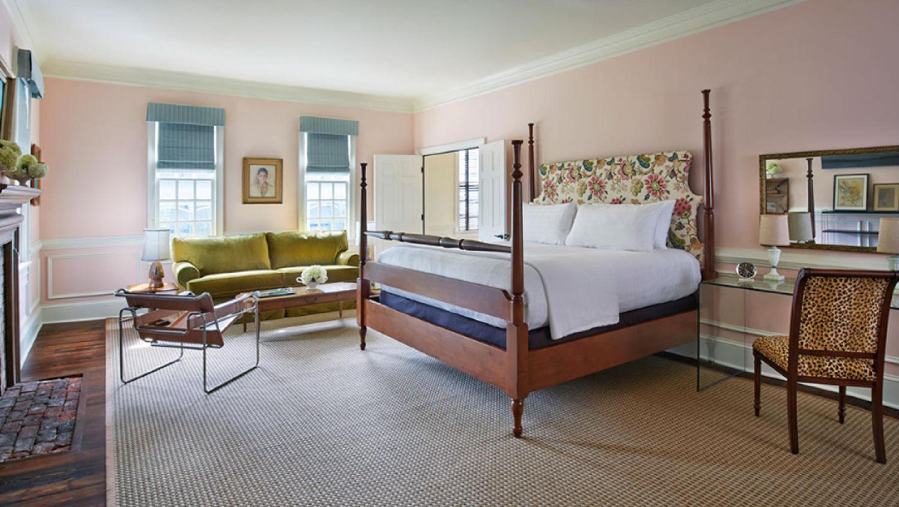 Deluxe King Suite photo 1