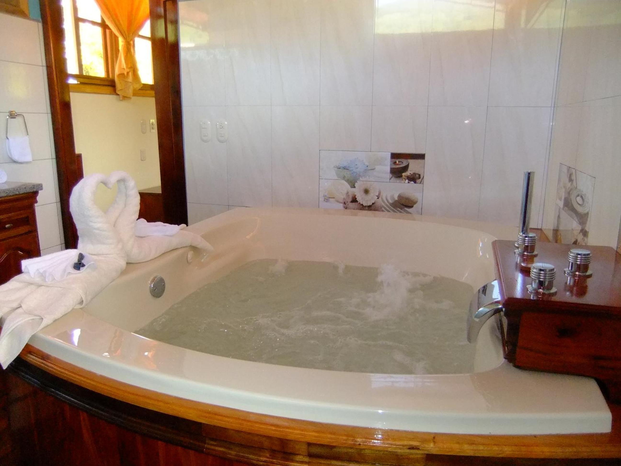 Suite with Hot Tub photo 2