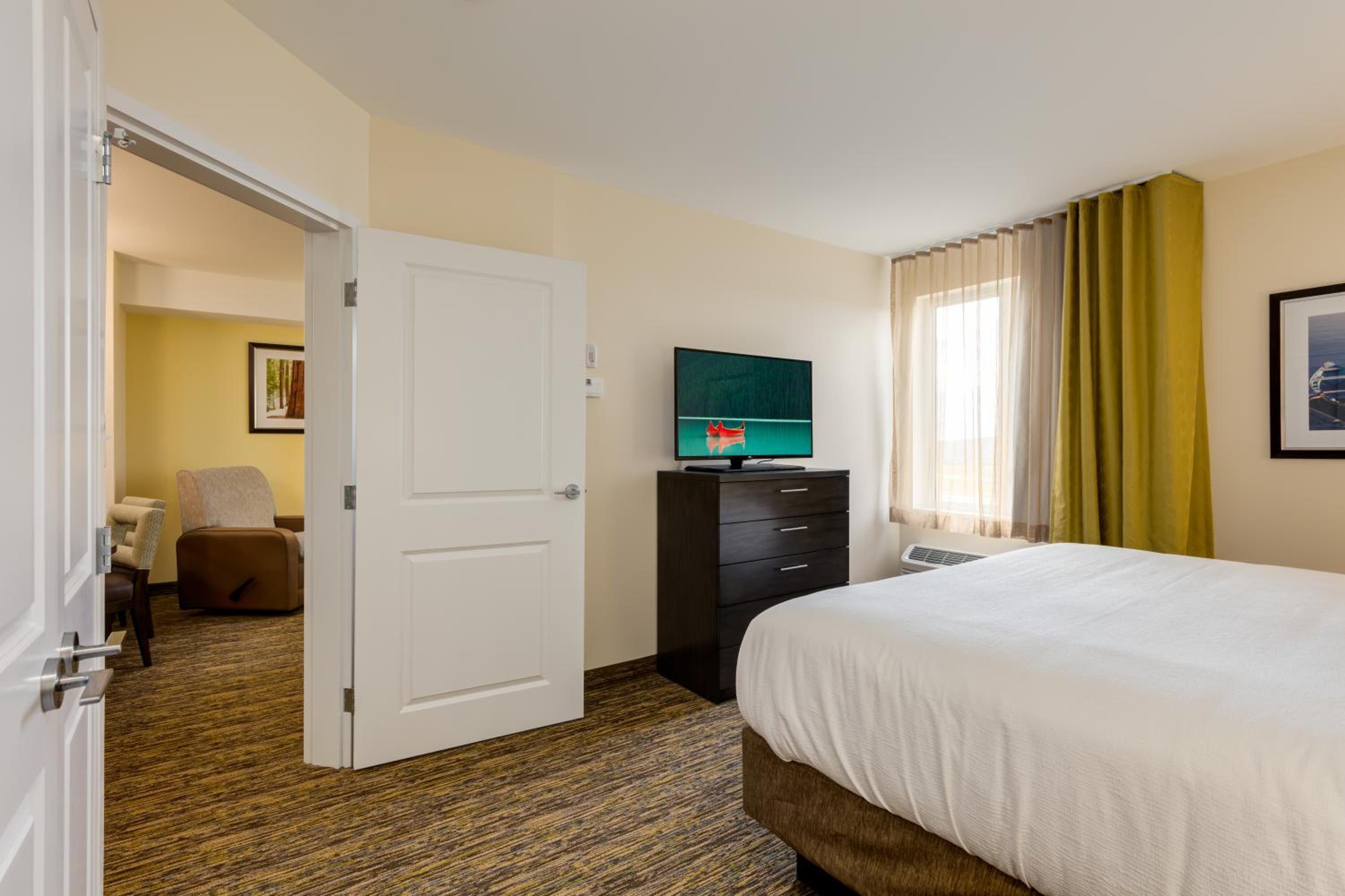 One-Bedroom King Suite - Non-Smoking thumbnail 5