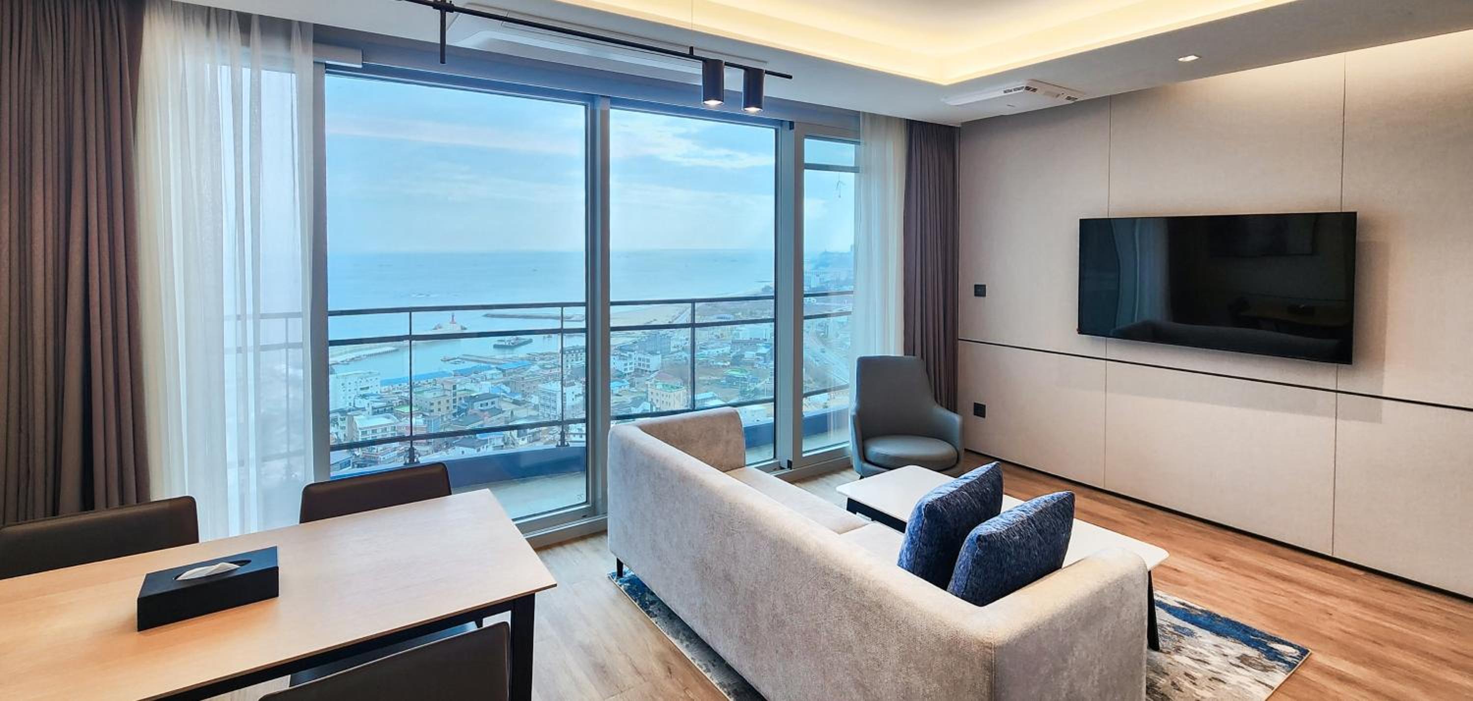 Deluxe King Room with Ocean View photo 2