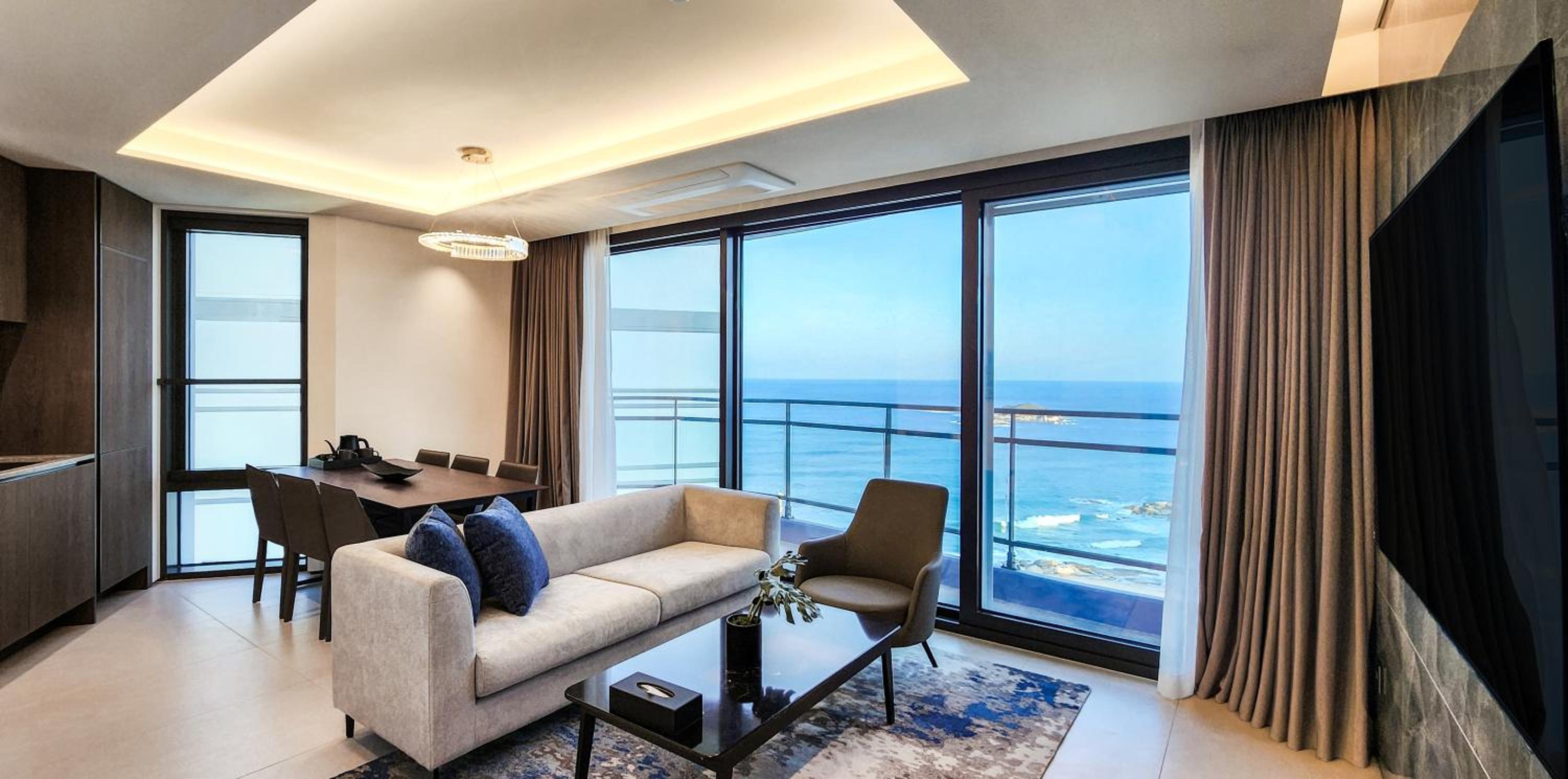 Premier Double Suite with Ocean View (Tower B) photo 3