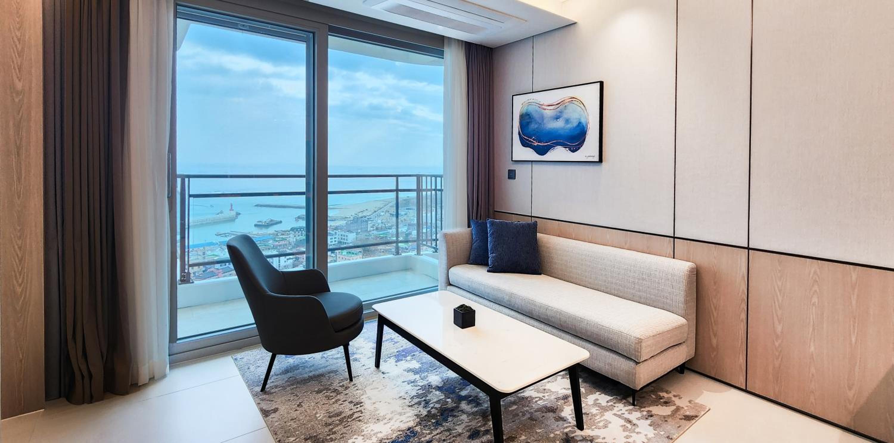 Premier Double Corner Room with Ocean View photo 2