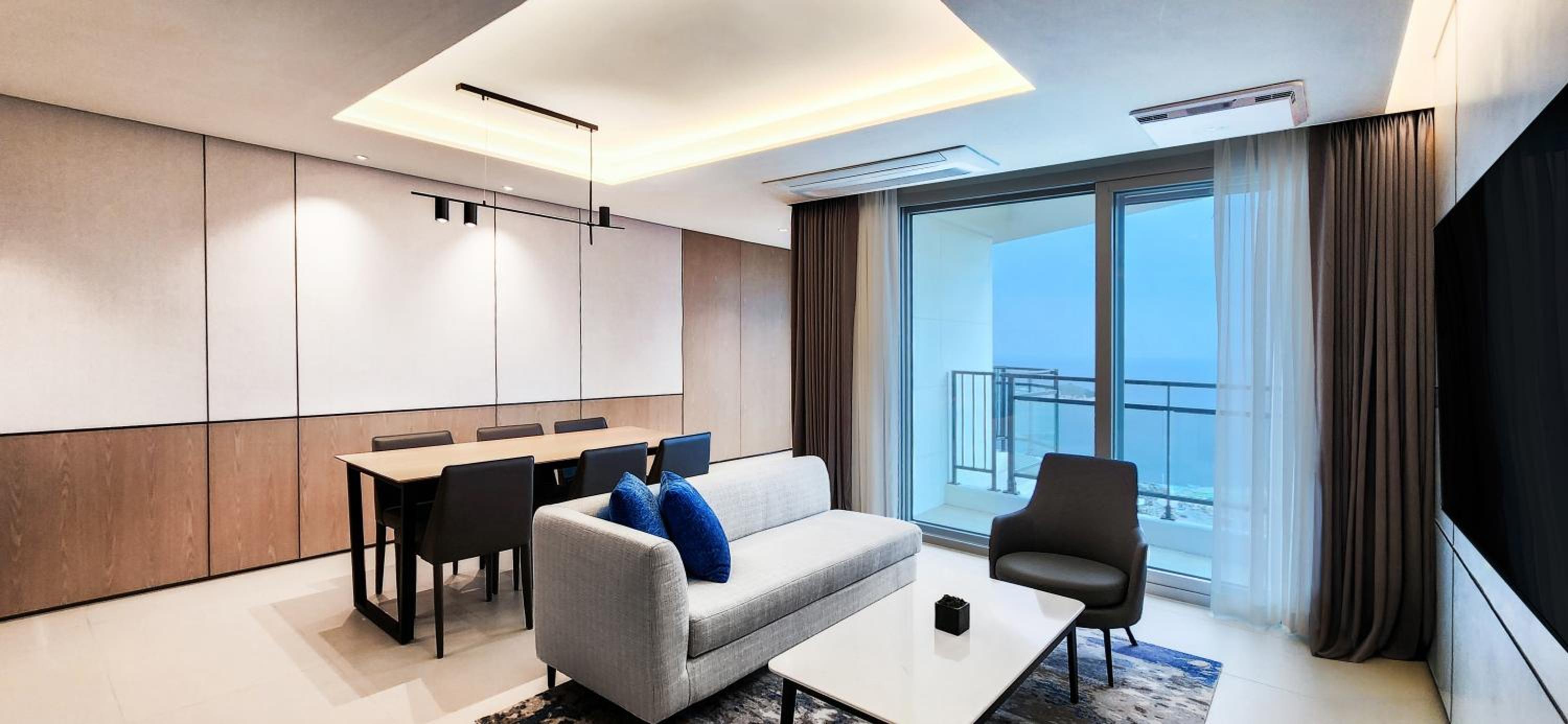 Premier Double Suite with Ocean View photo 2