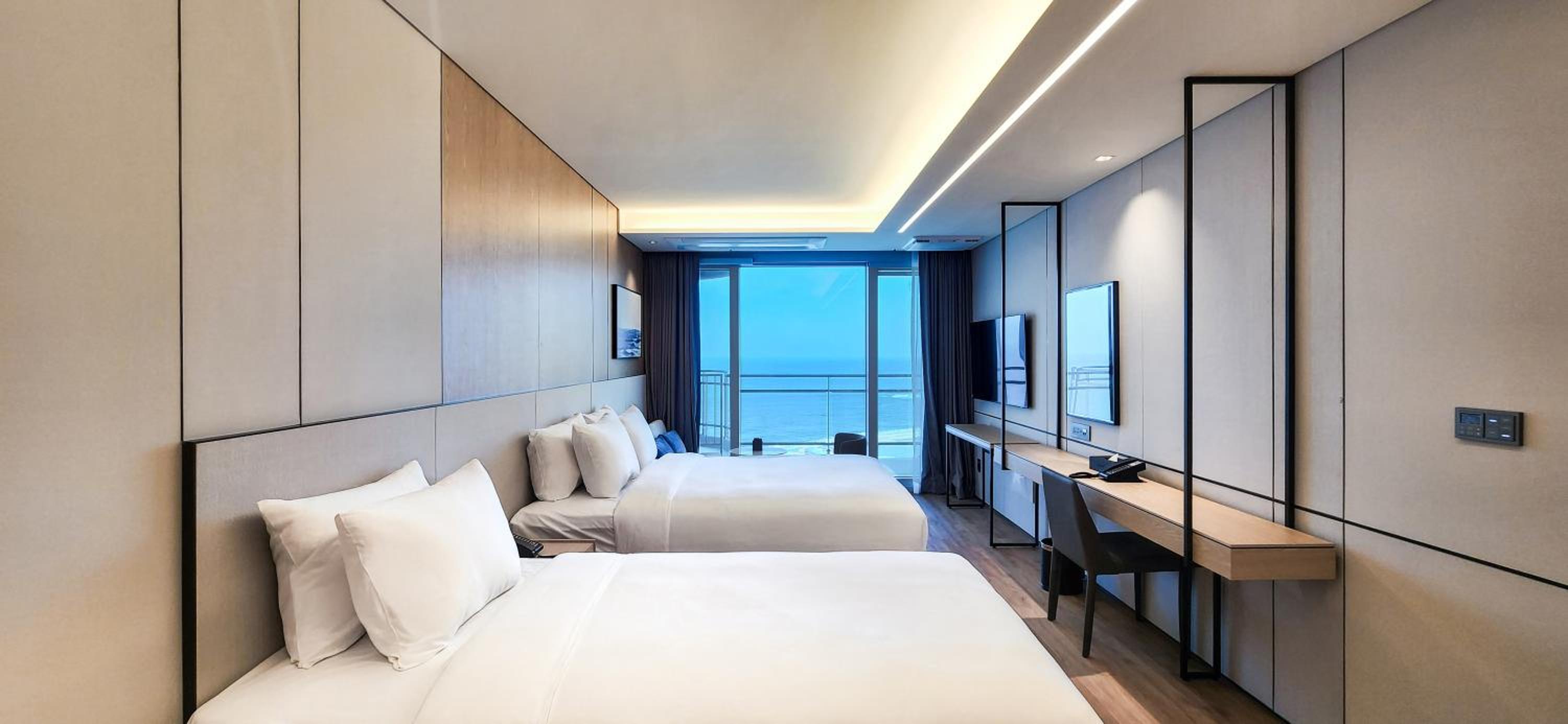 Superior Twin Room with Ocean View photo 3