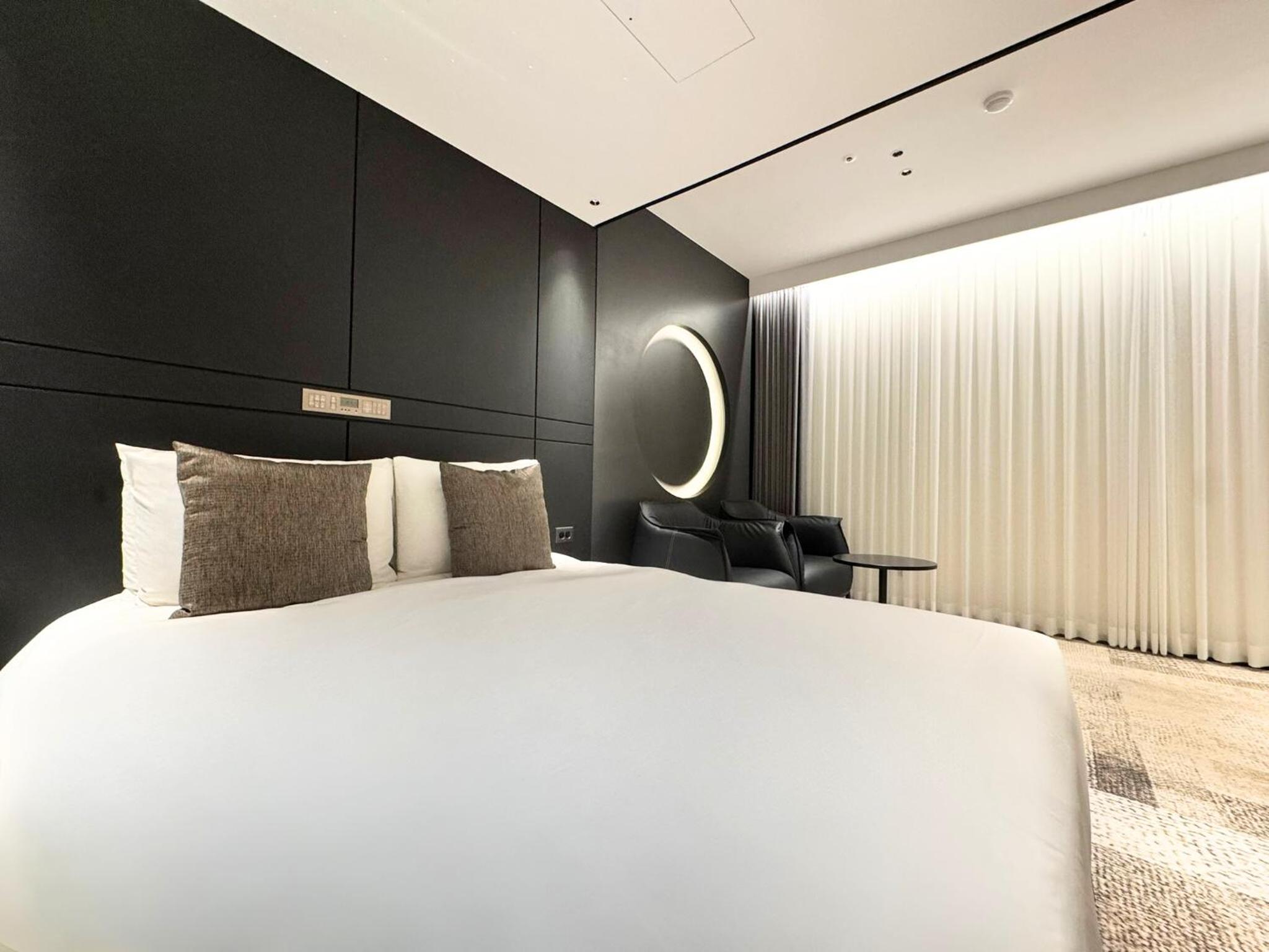 Space Double Room - No Window