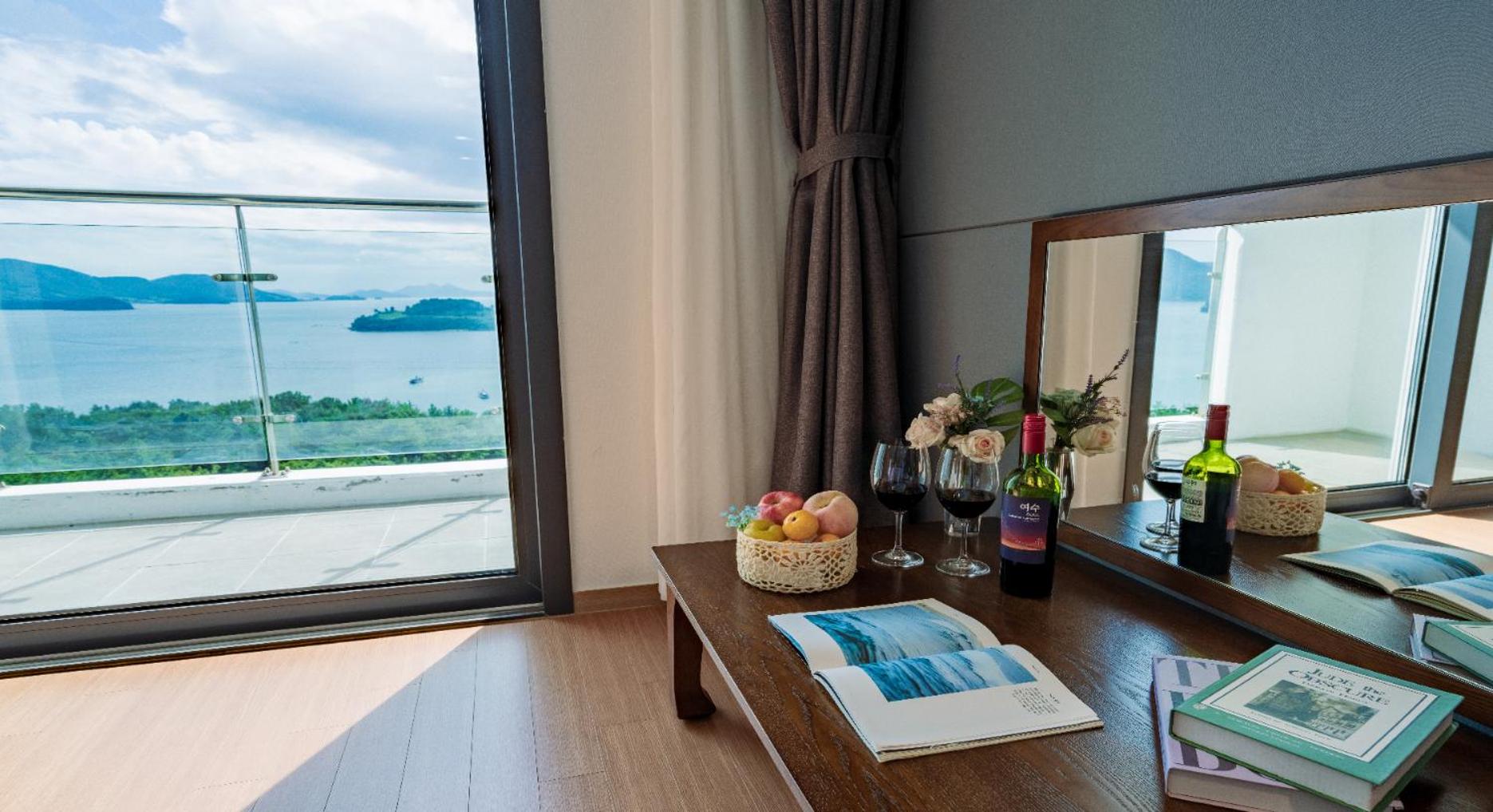 Premier Triple Room with Three Single Beds and Ocean View - Non-Smoking - Photo 4