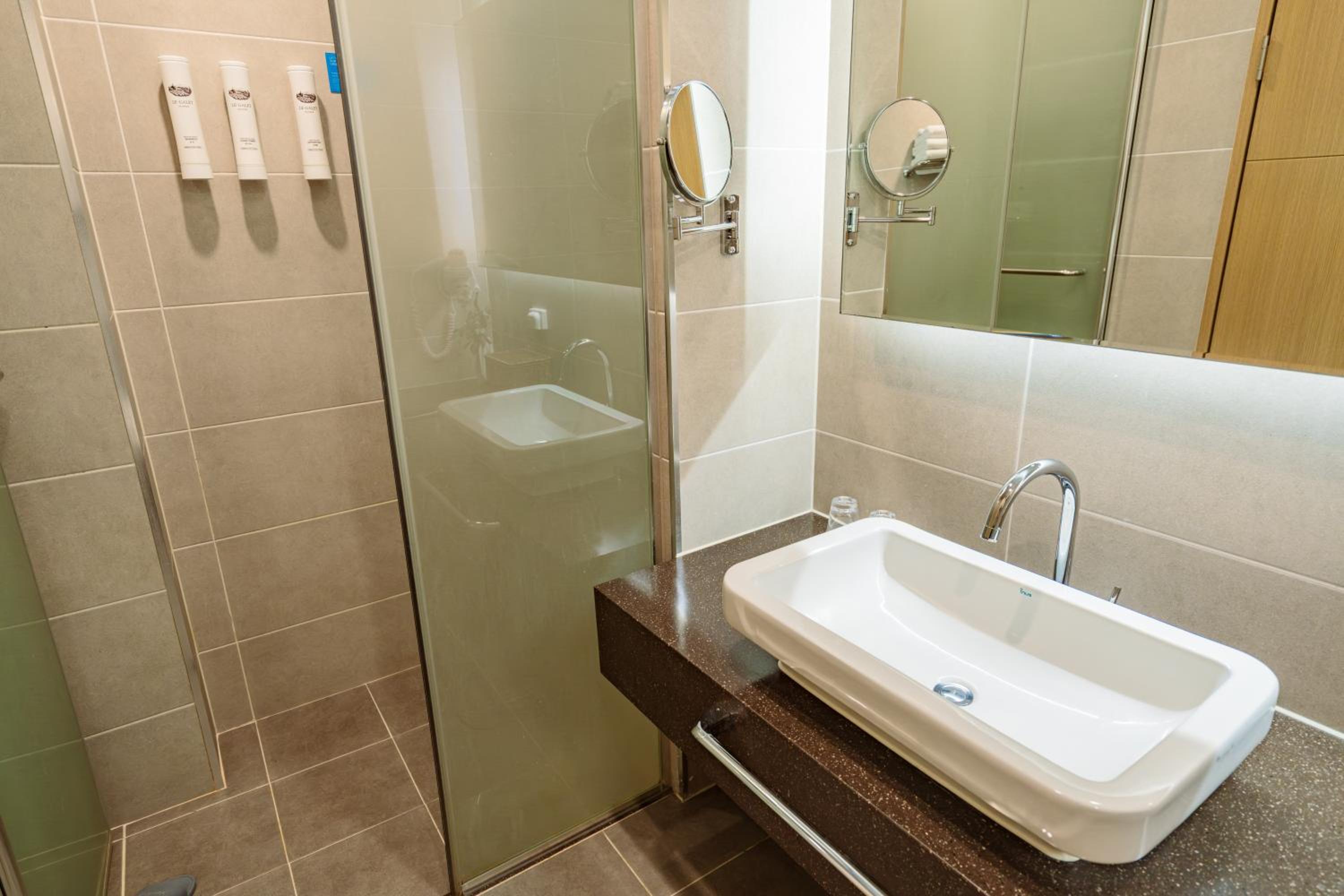 Premier Triple Room with Three Single Beds and Ocean View - Non-Smoking - Photo 3
