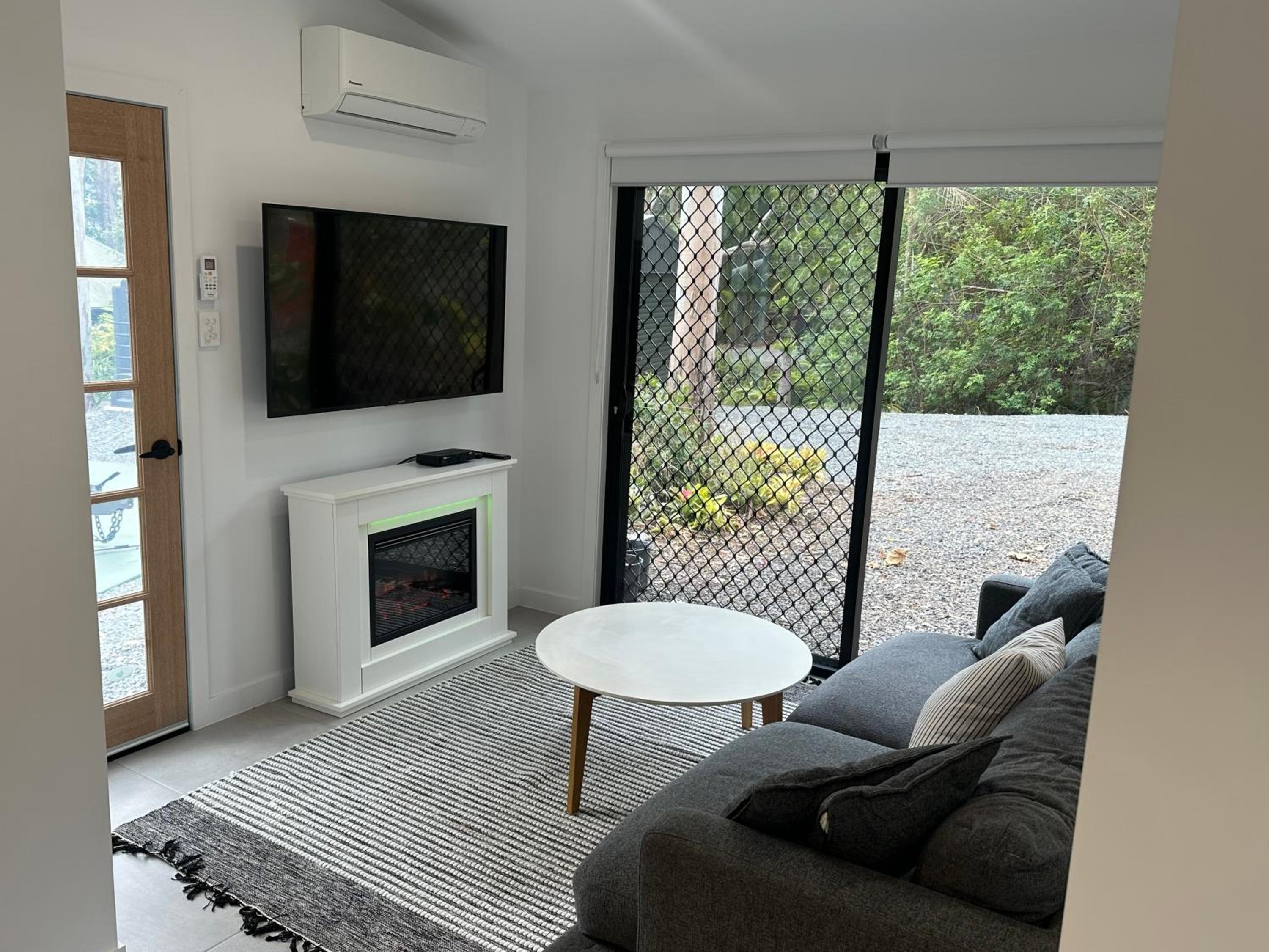 Modern Bungalow with Queen bed - Rainforest Edge photo 1