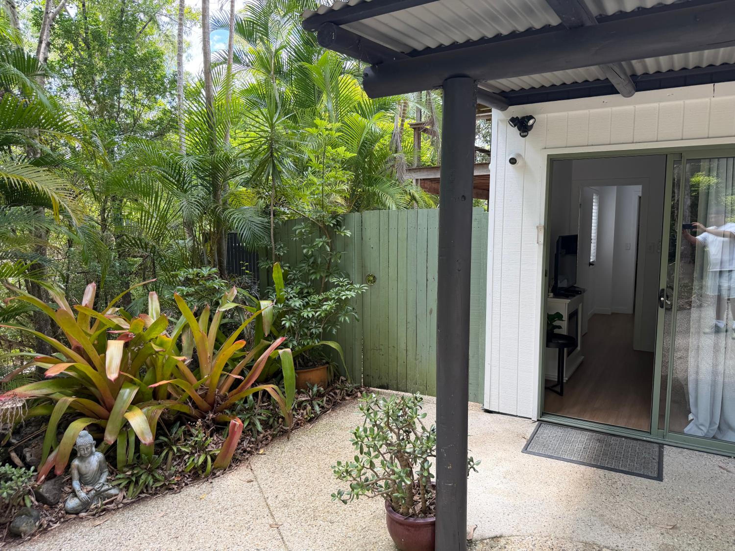 Modern Comfort Studio with Private Outdoor Hot Tub & Fire Pit photo 2