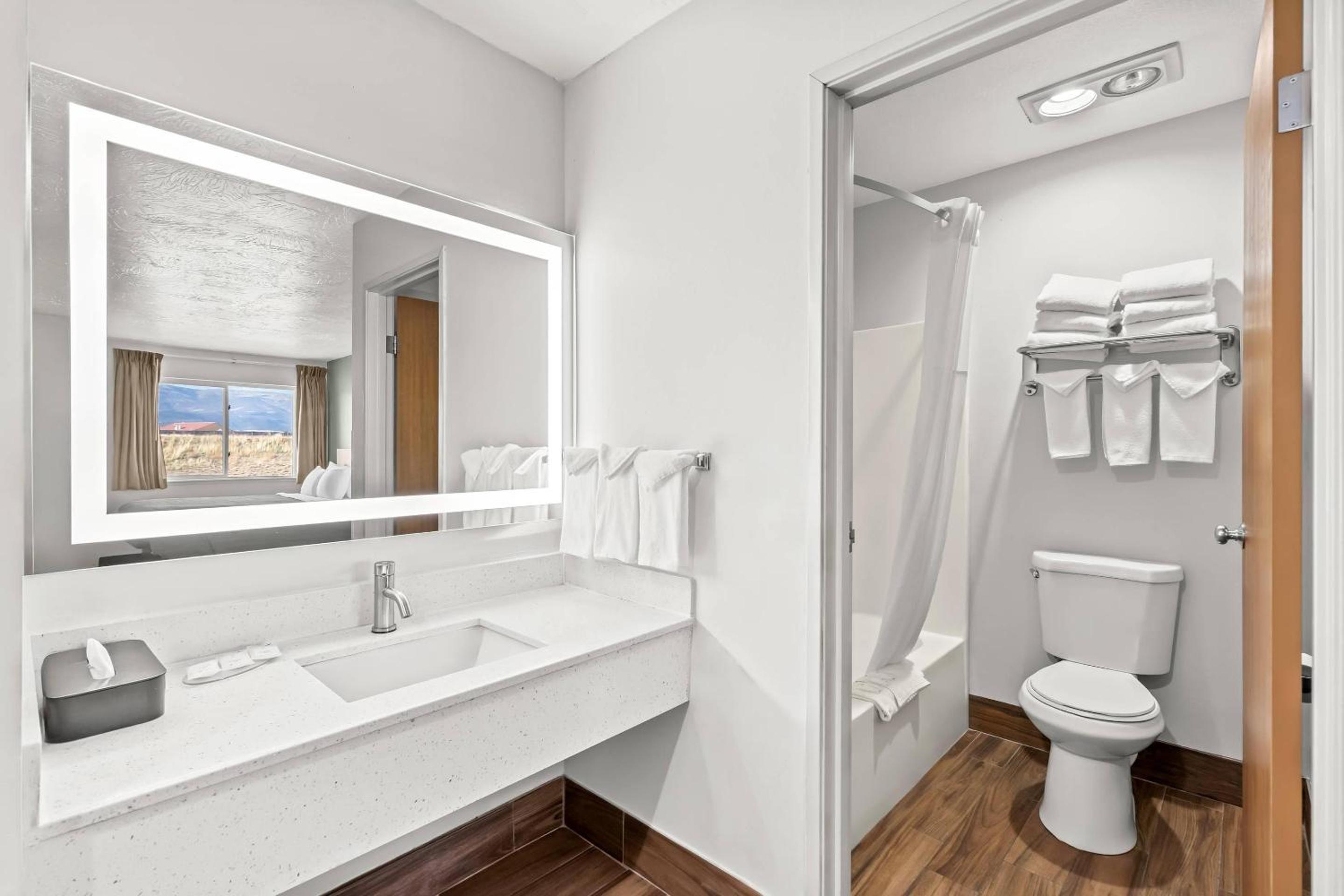 Suite with One King and Two Queen Beds - Non-Smoking photo 2