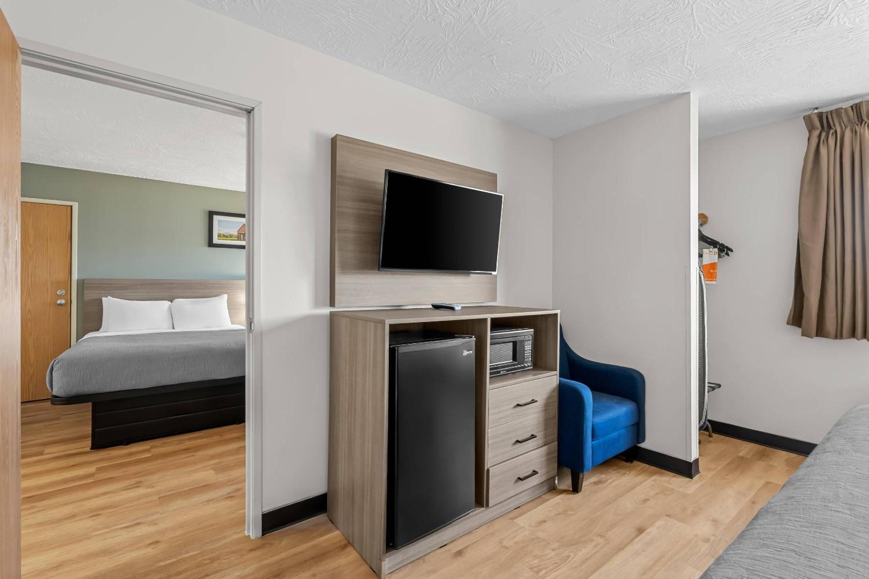Suite with One King and Two Queen Beds - Non-Smoking - Photo 3