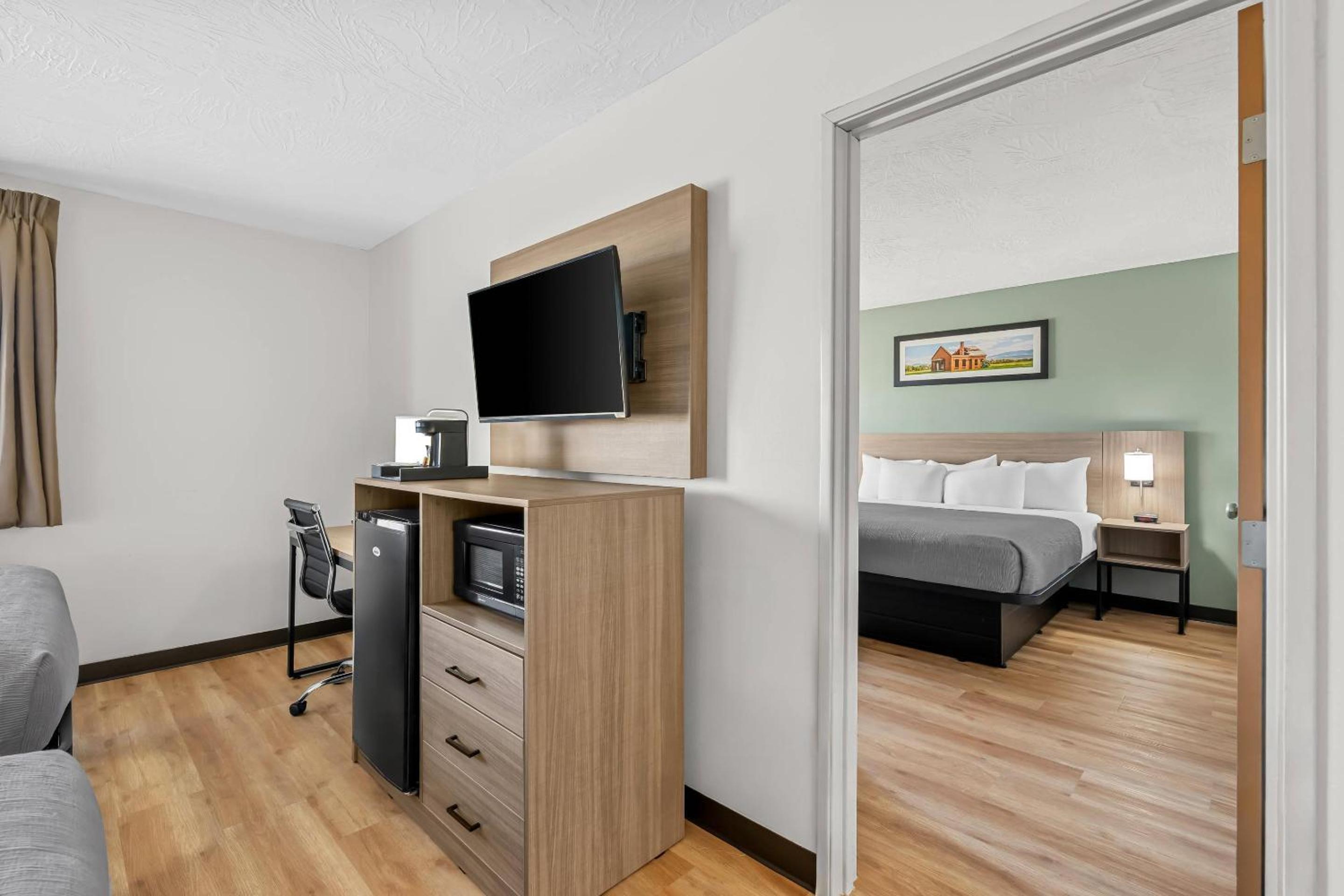 Suite with One King and Two Queen Beds - Non-Smoking - Photo 4