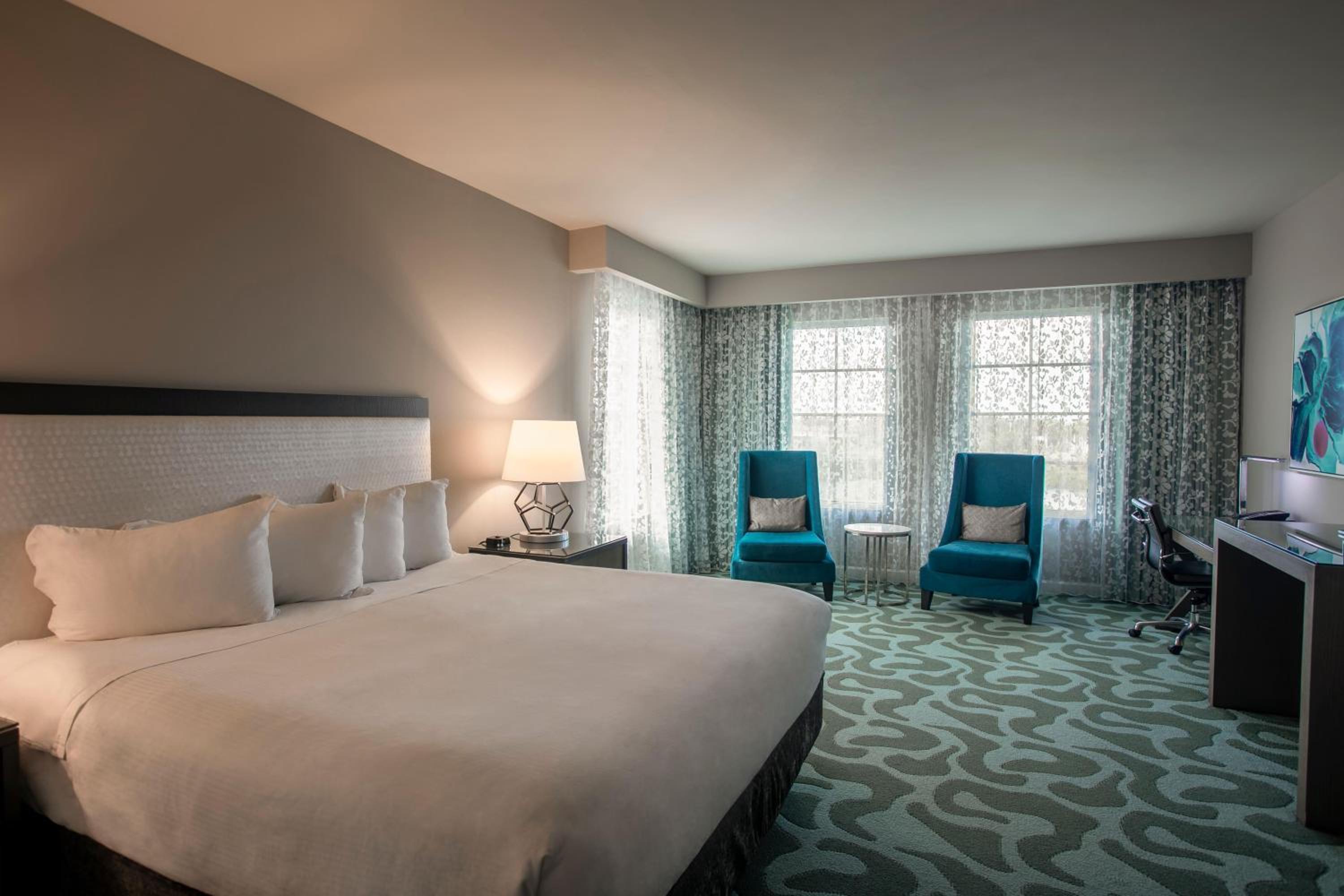 King Room with Bath Tub and Grab Bars - Mobility Access/Non-Smoking