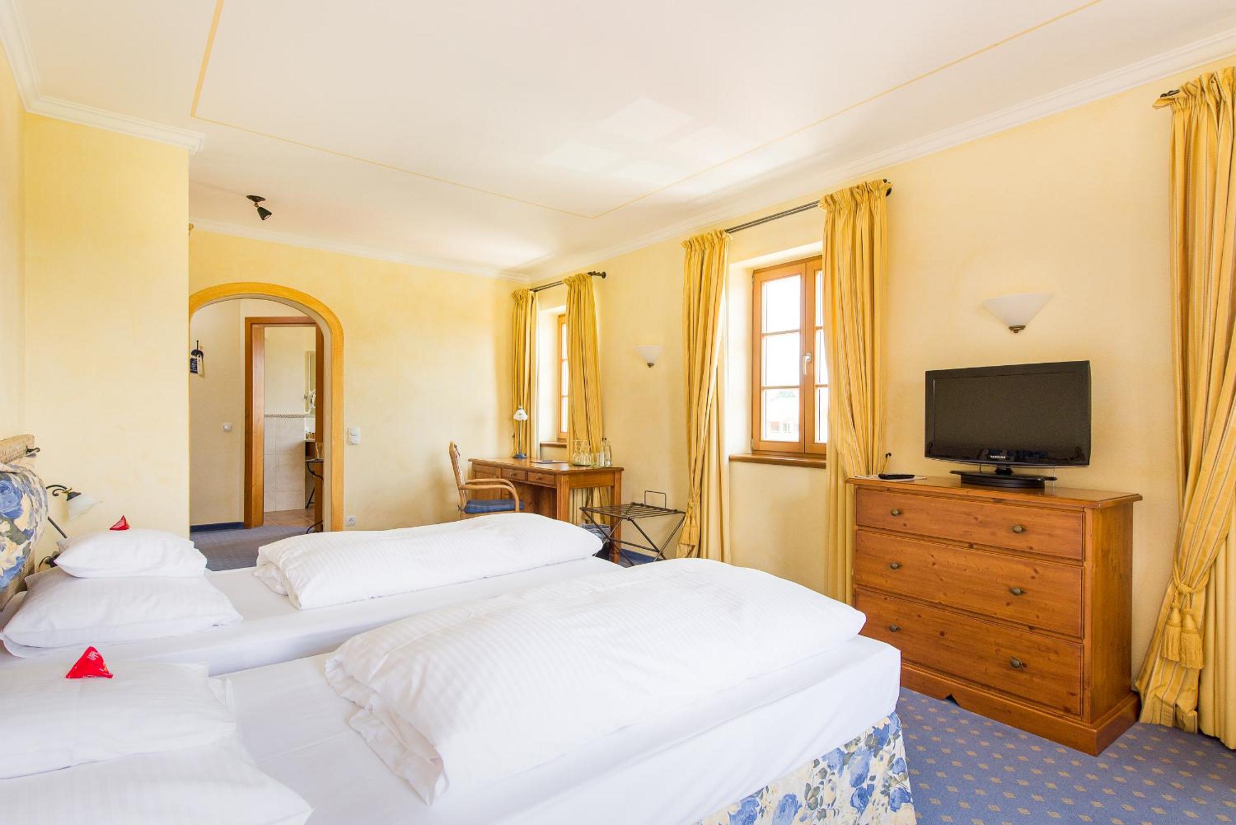 Double Room Streetside photo 3