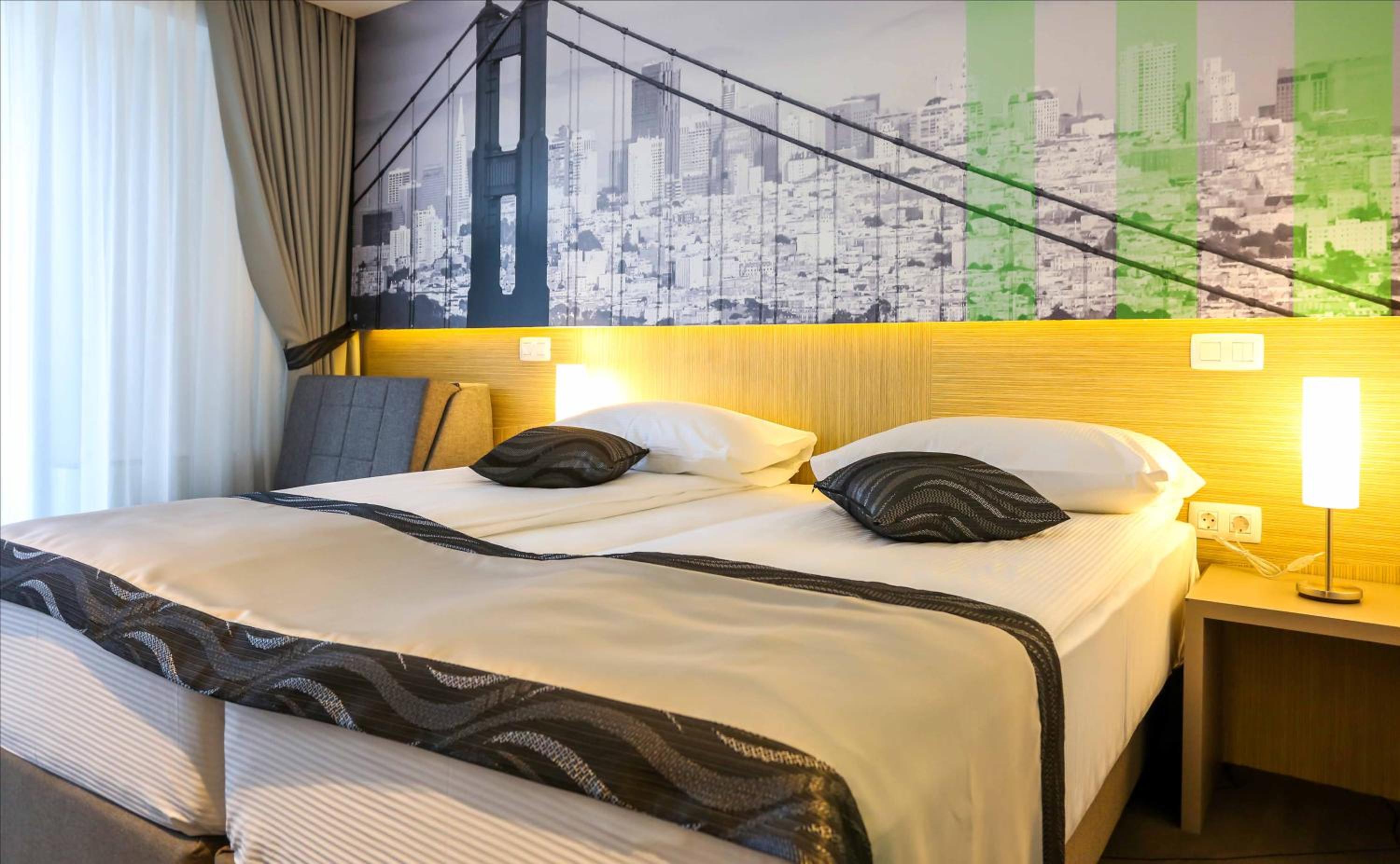 Deluxe Double or Twin Room with City View photo 3