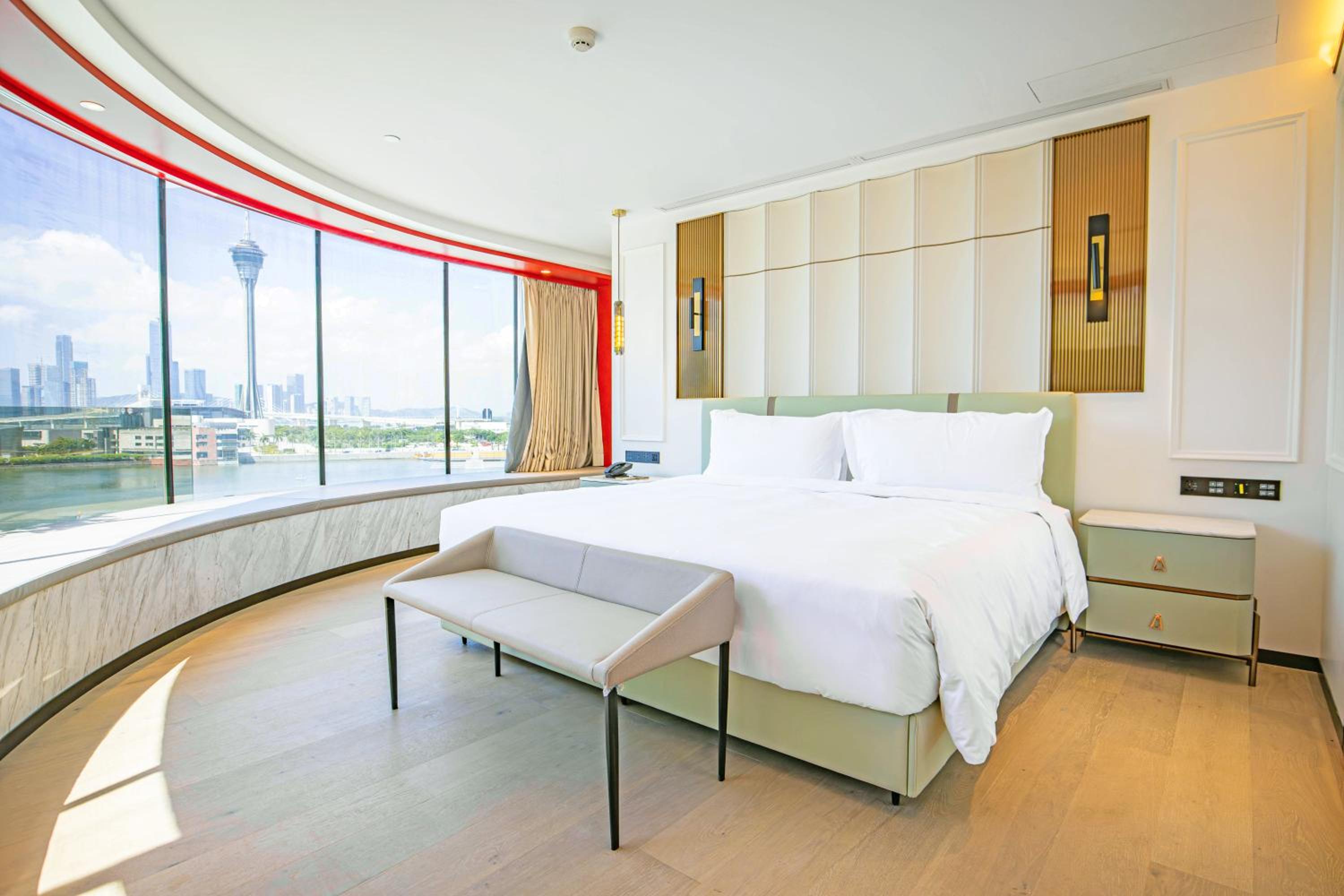 Deluxe King Suite