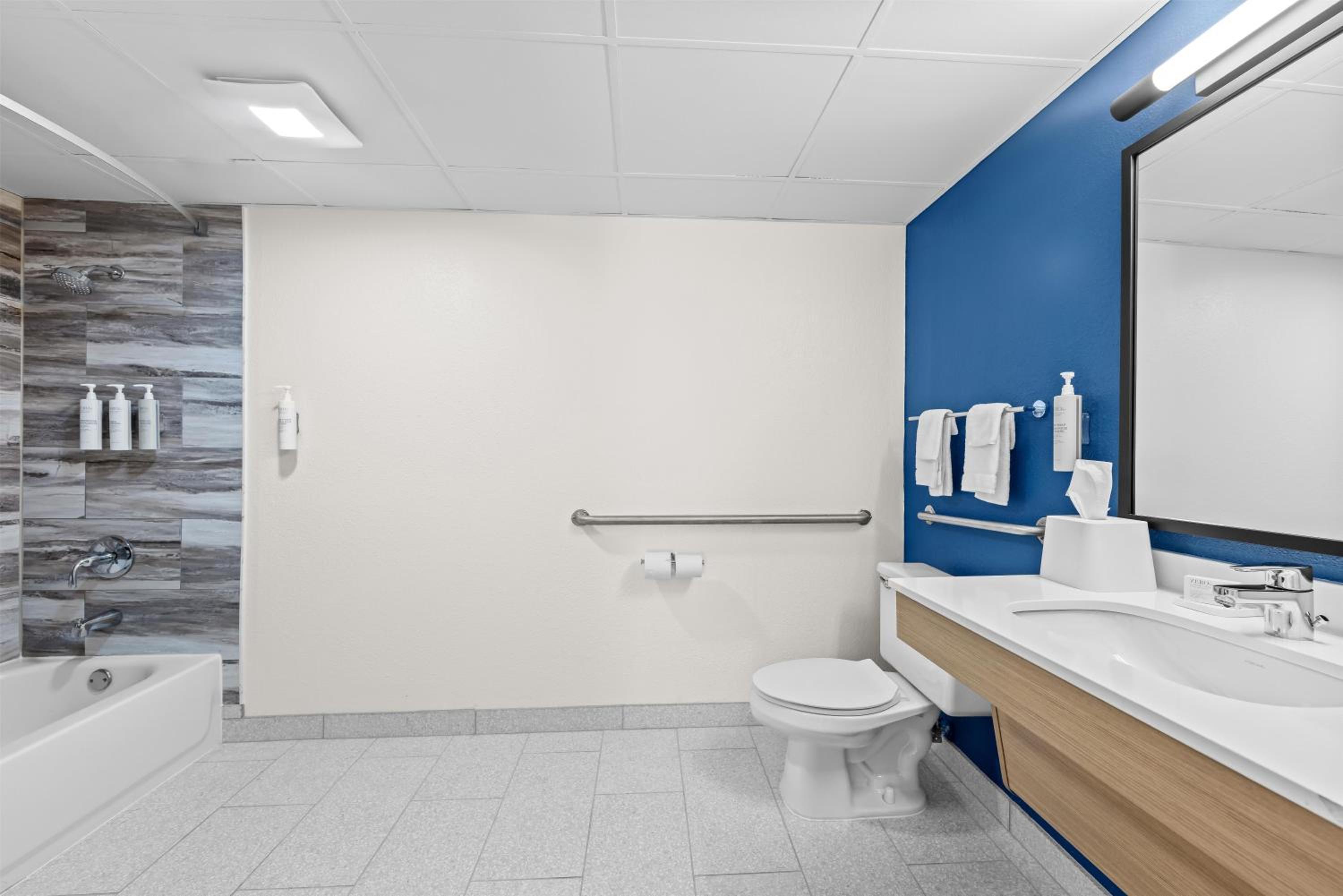 King Room with Bath Tub - Mobility/Hearing Access