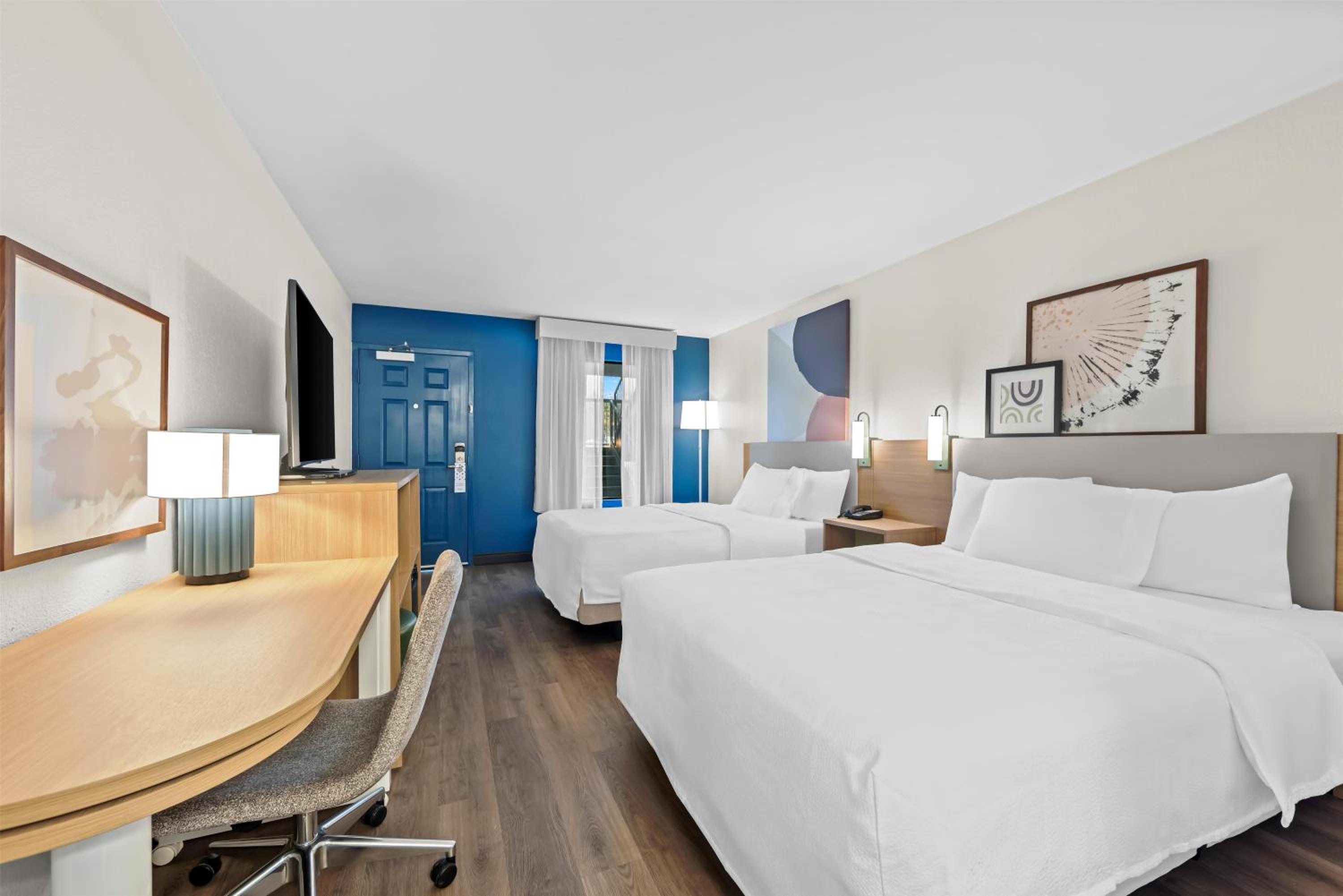 Queen Room with Two Queen Beds - Photo 2
