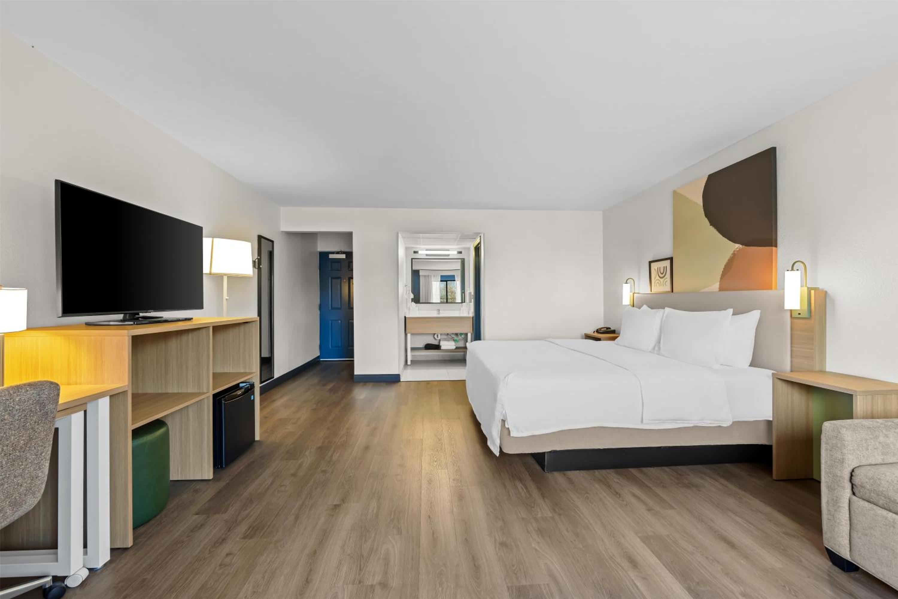 King Room with Balcony - Photo 2
