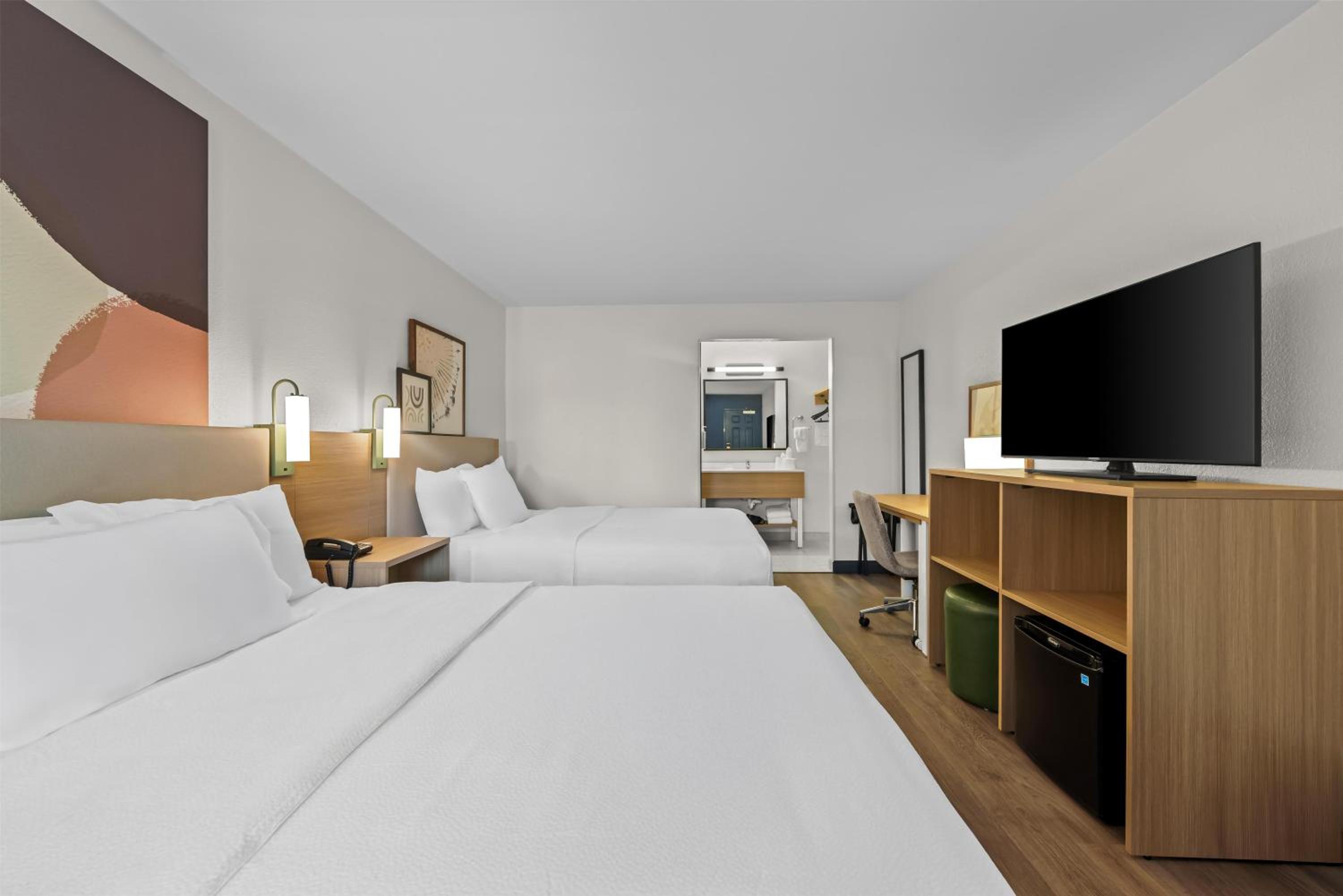 Queen Room with Two Queen Beds - Photo 3