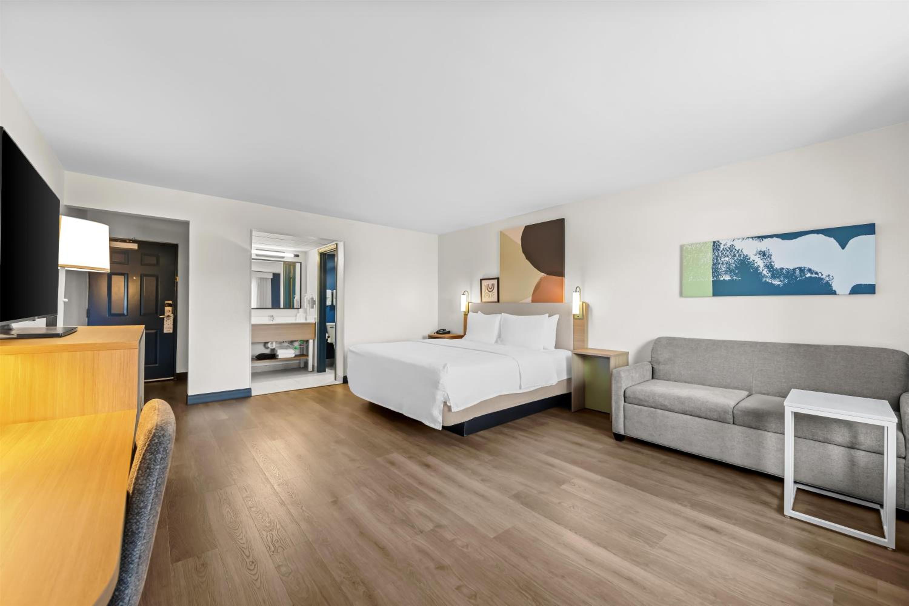 King Room with Balcony - Photo 4
