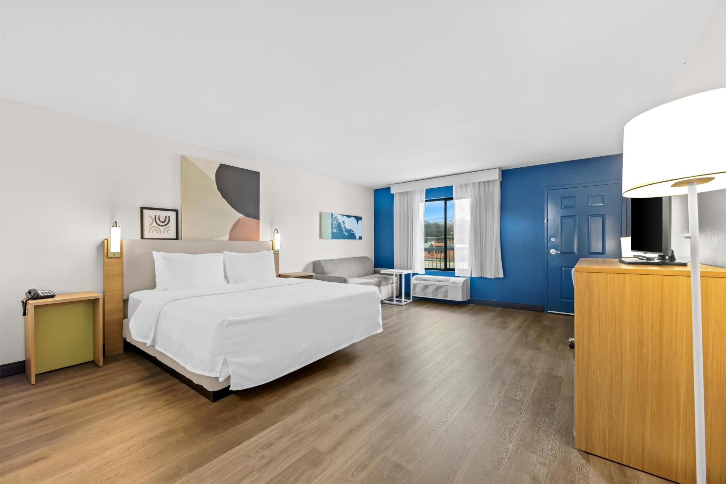 King Room with Balcony - Photo 5