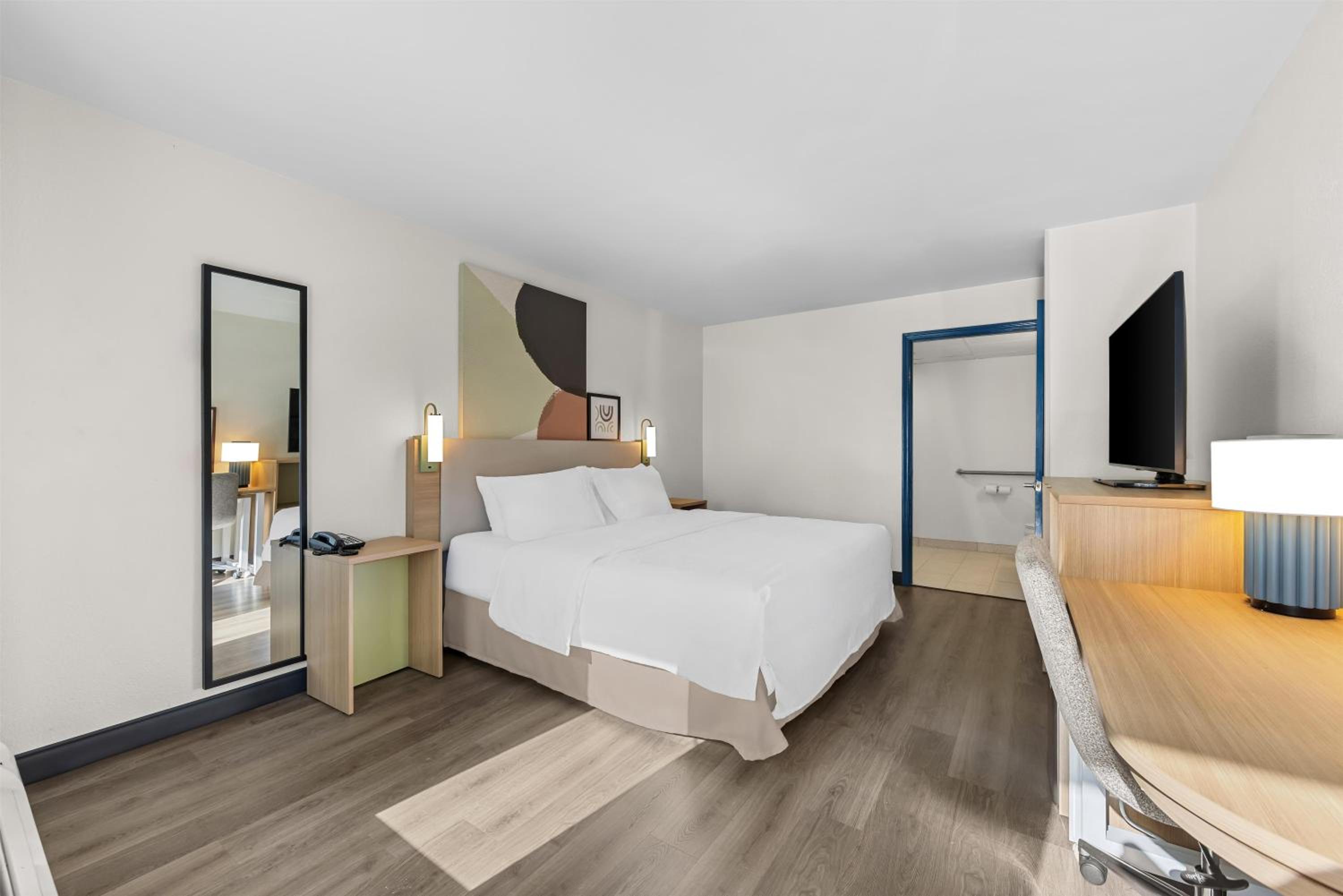 King Room with Bath Tub - Mobility/Hearing Access