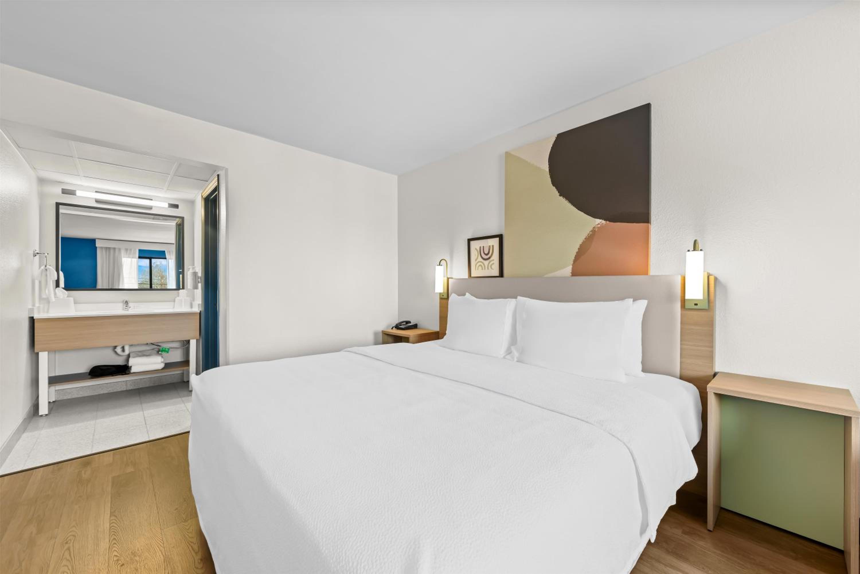 King Room with Balcony - Photo 6
